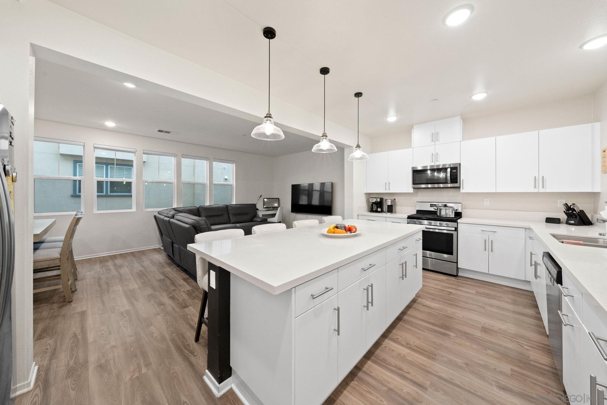 Detail Gallery Image 2 of 44 For 5360  Calle Rockfish  #32,  San Diego,  CA 92154 - 3 Beds | 2/1 Baths