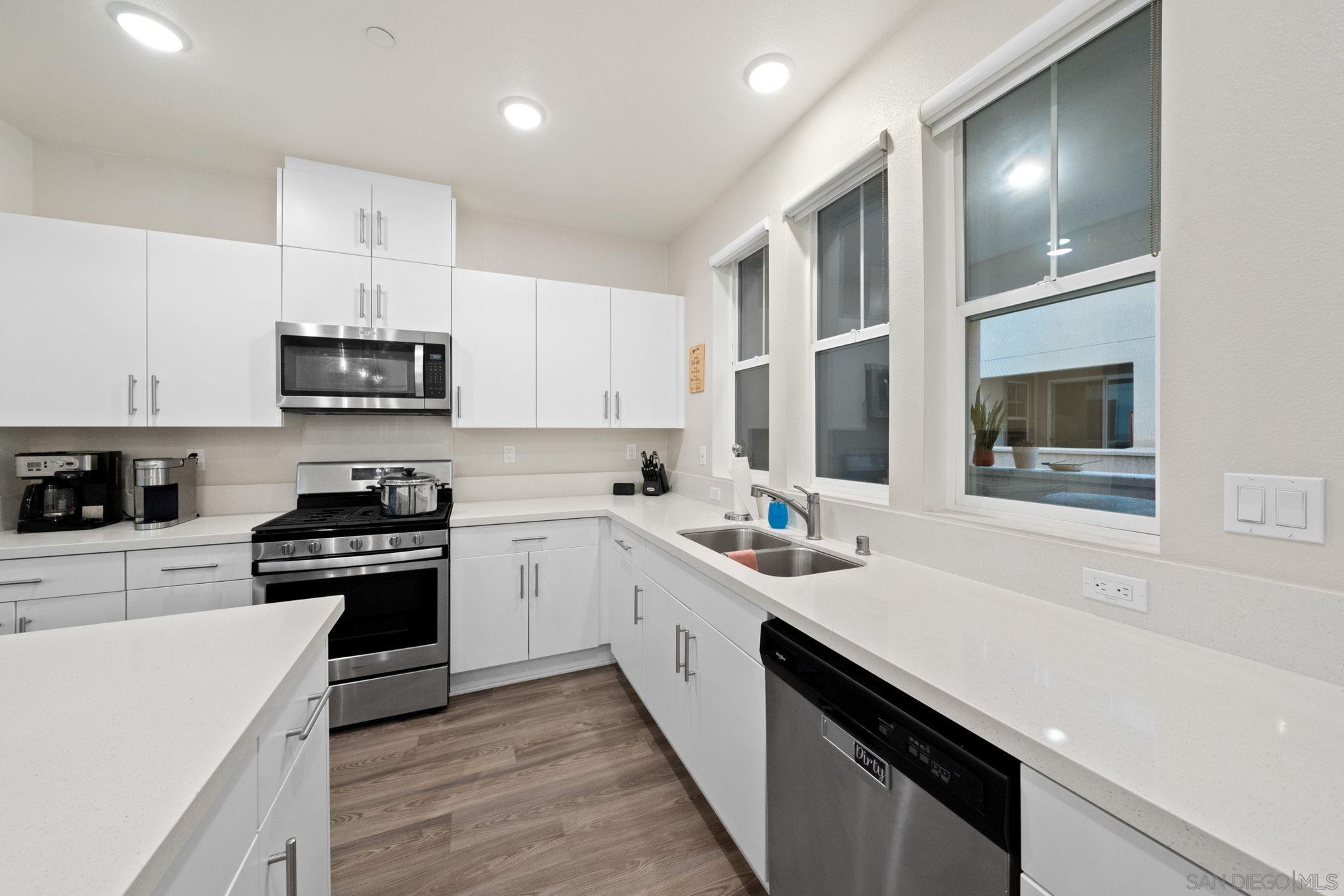 Detail Gallery Image 4 of 44 For 5360  Calle Rockfish  #32,  San Diego,  CA 92154 - 3 Beds | 2/1 Baths