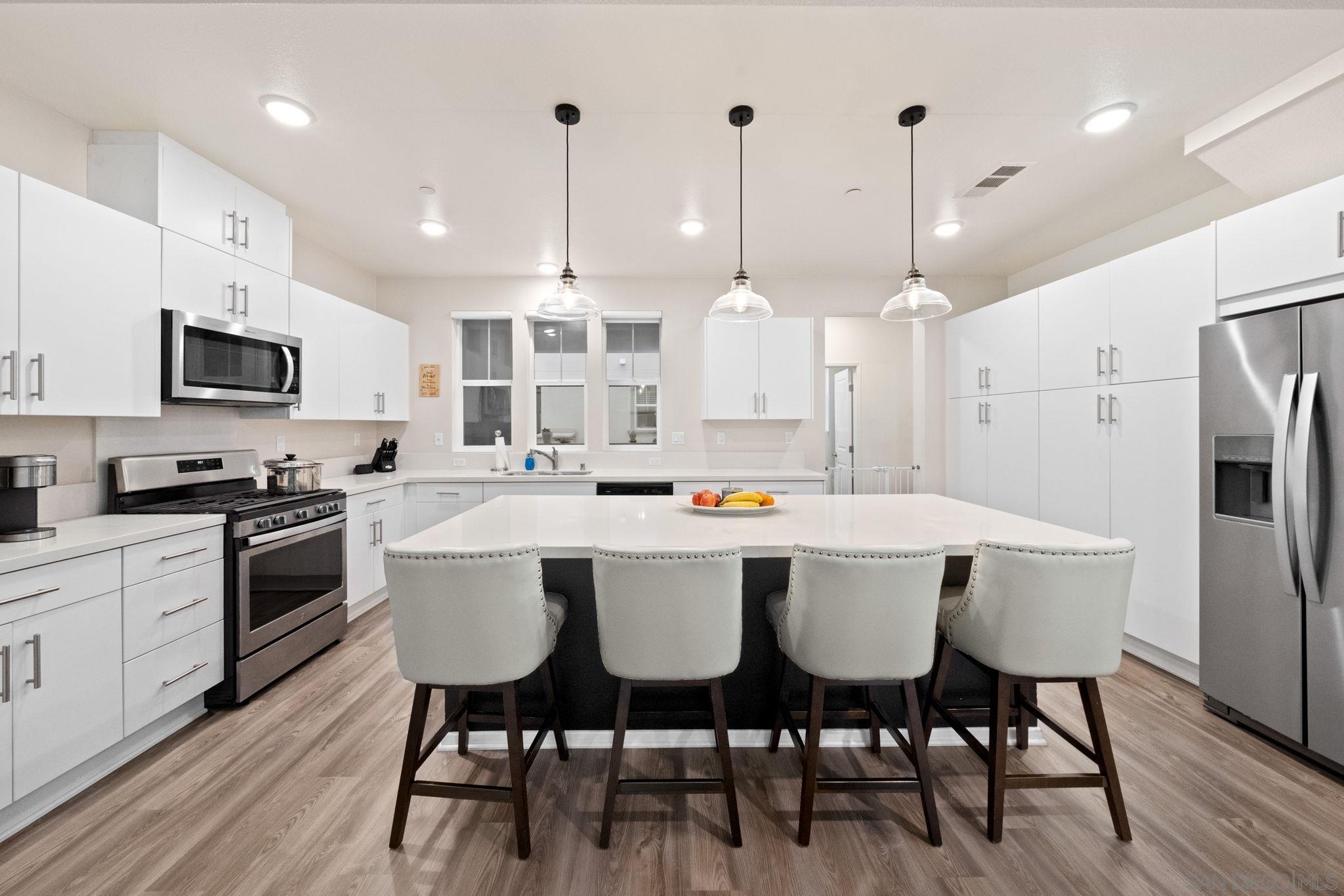 Detail Gallery Image 8 of 44 For 5360  Calle Rockfish  #32,  San Diego,  CA 92154 - 3 Beds | 2/1 Baths