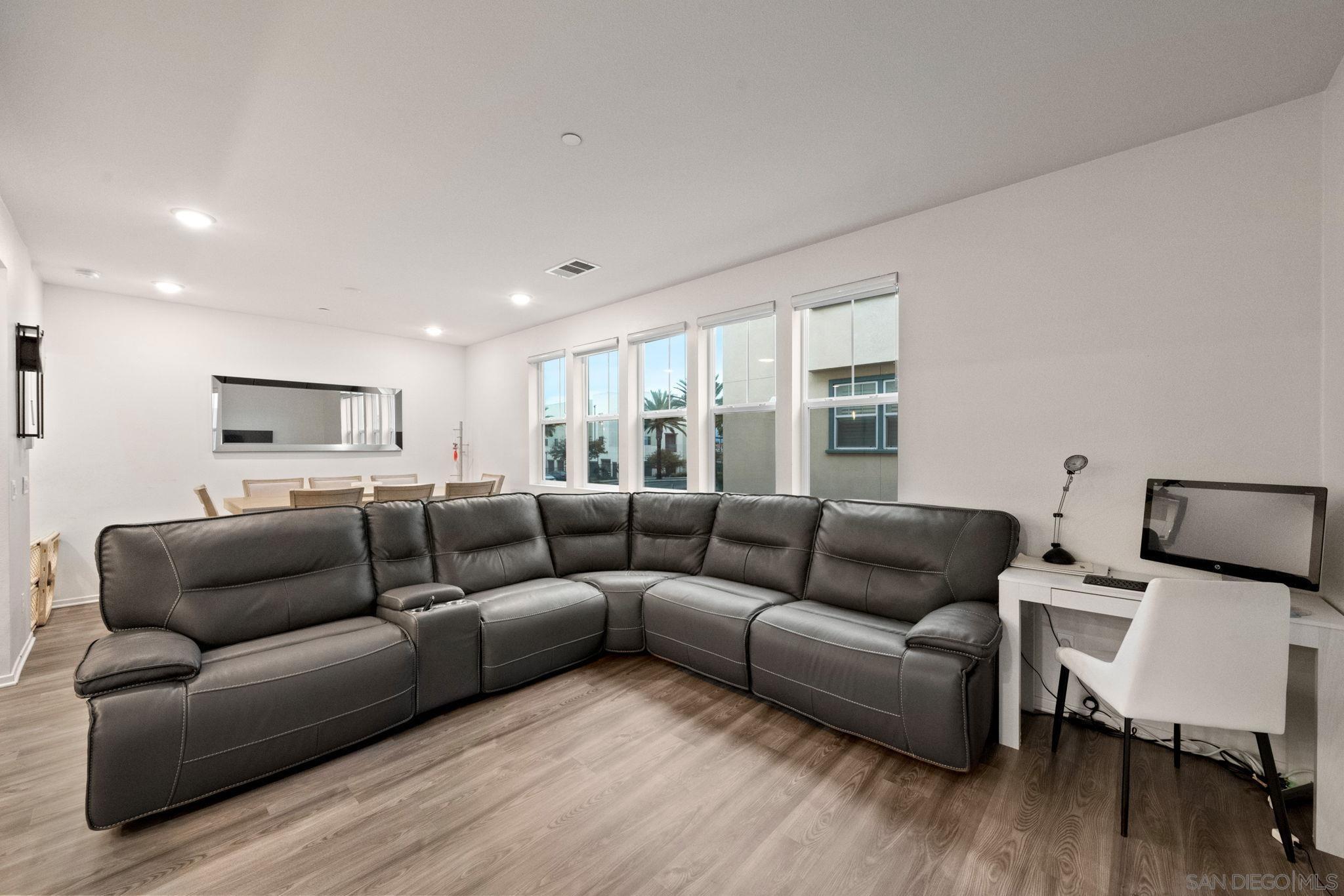 Detail Gallery Image 9 of 44 For 5360  Calle Rockfish  #32,  San Diego,  CA 92154 - 3 Beds | 2/1 Baths