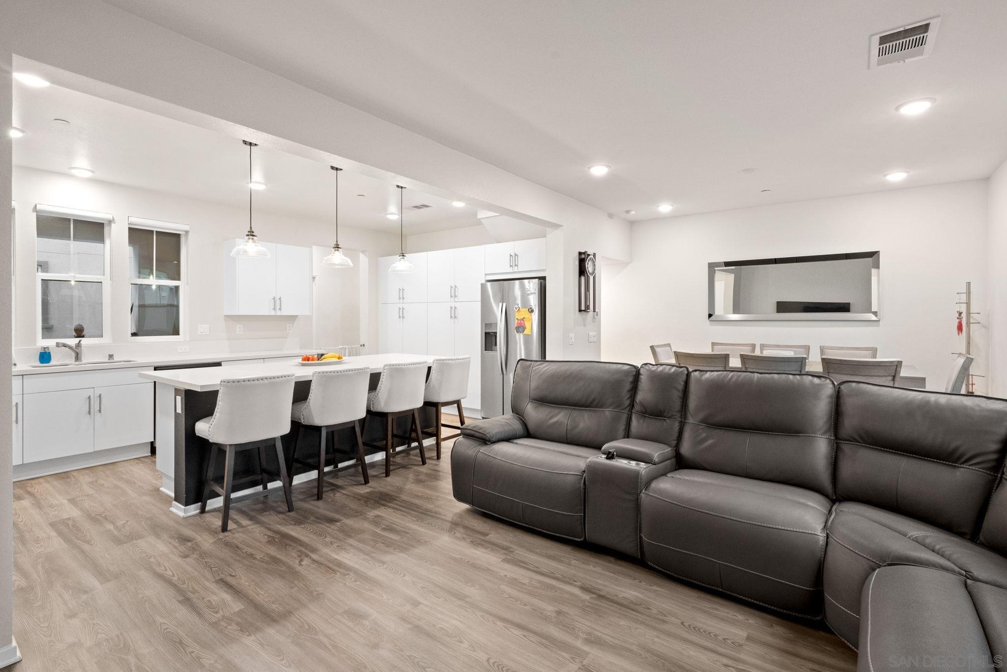 Detail Gallery Image 10 of 44 For 5360  Calle Rockfish  #32,  San Diego,  CA 92154 - 3 Beds | 2/1 Baths