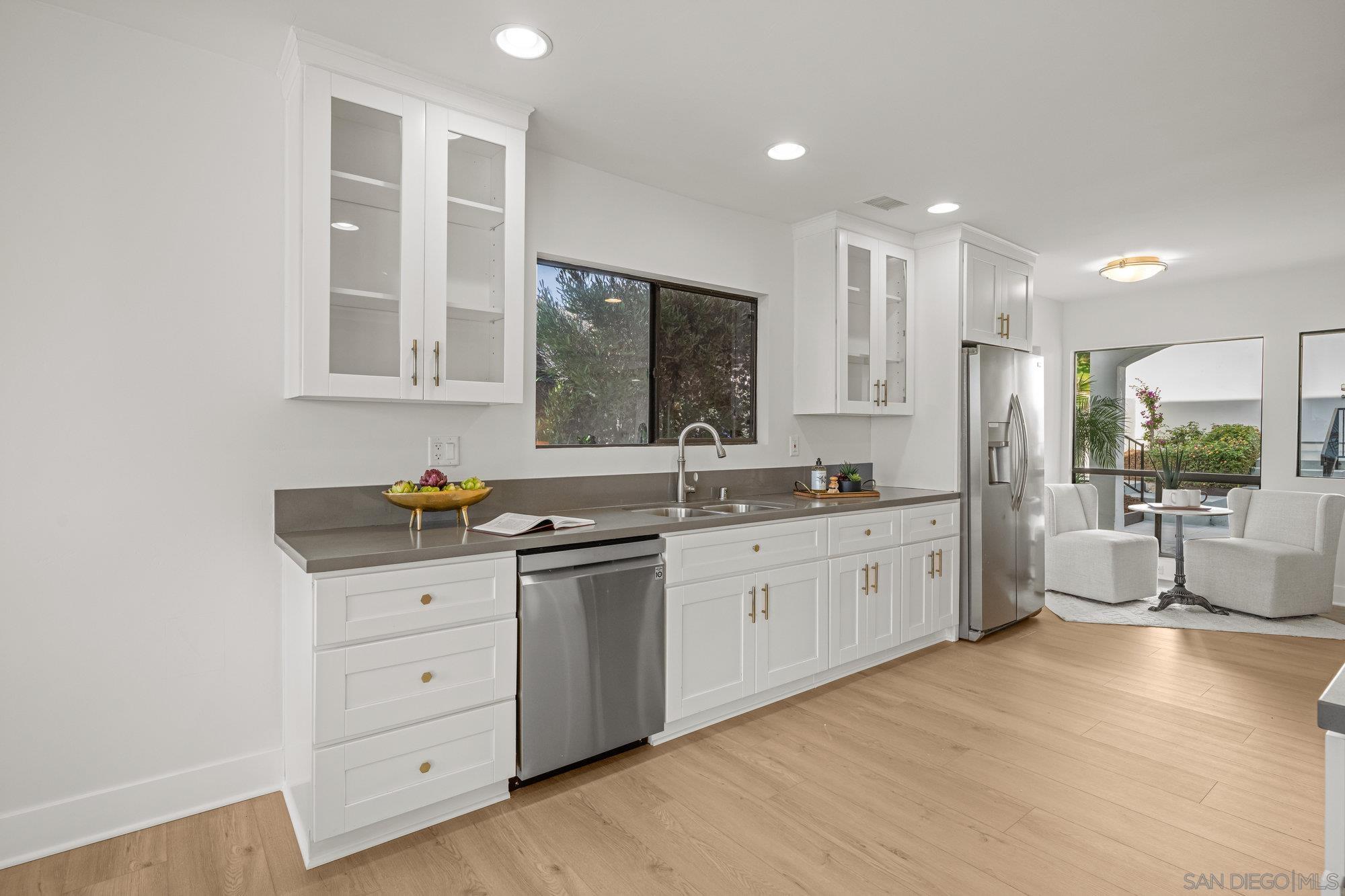 Detail Gallery Image 11 of 37 For 1712  Beryl St, San Diego,  CA 92109 - 4 Beds | 3 Baths