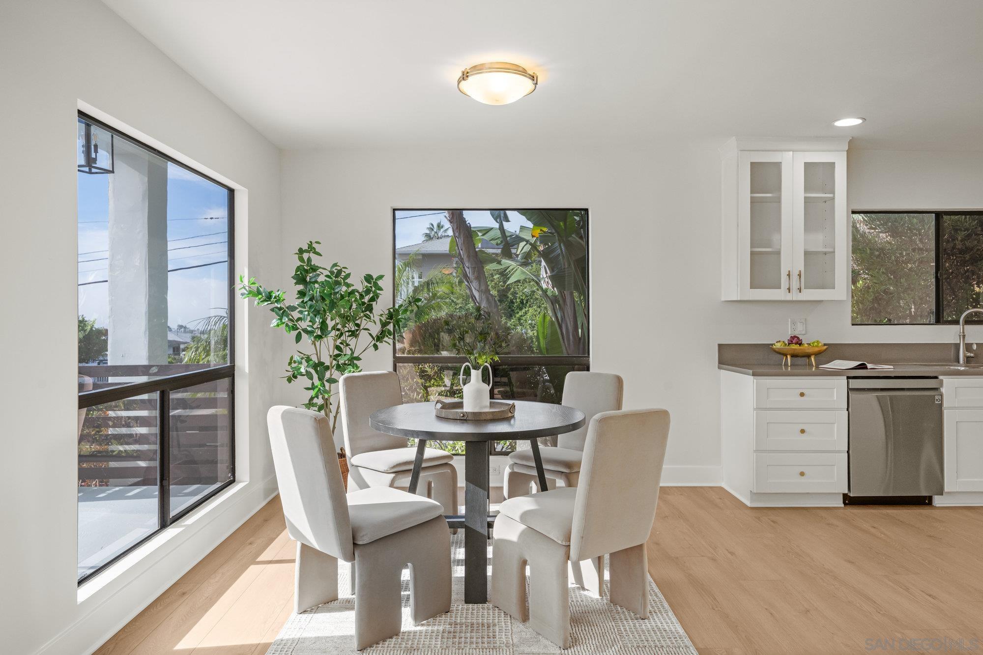 Detail Gallery Image 8 of 37 For 1712  Beryl St, San Diego,  CA 92109 - 4 Beds | 3 Baths