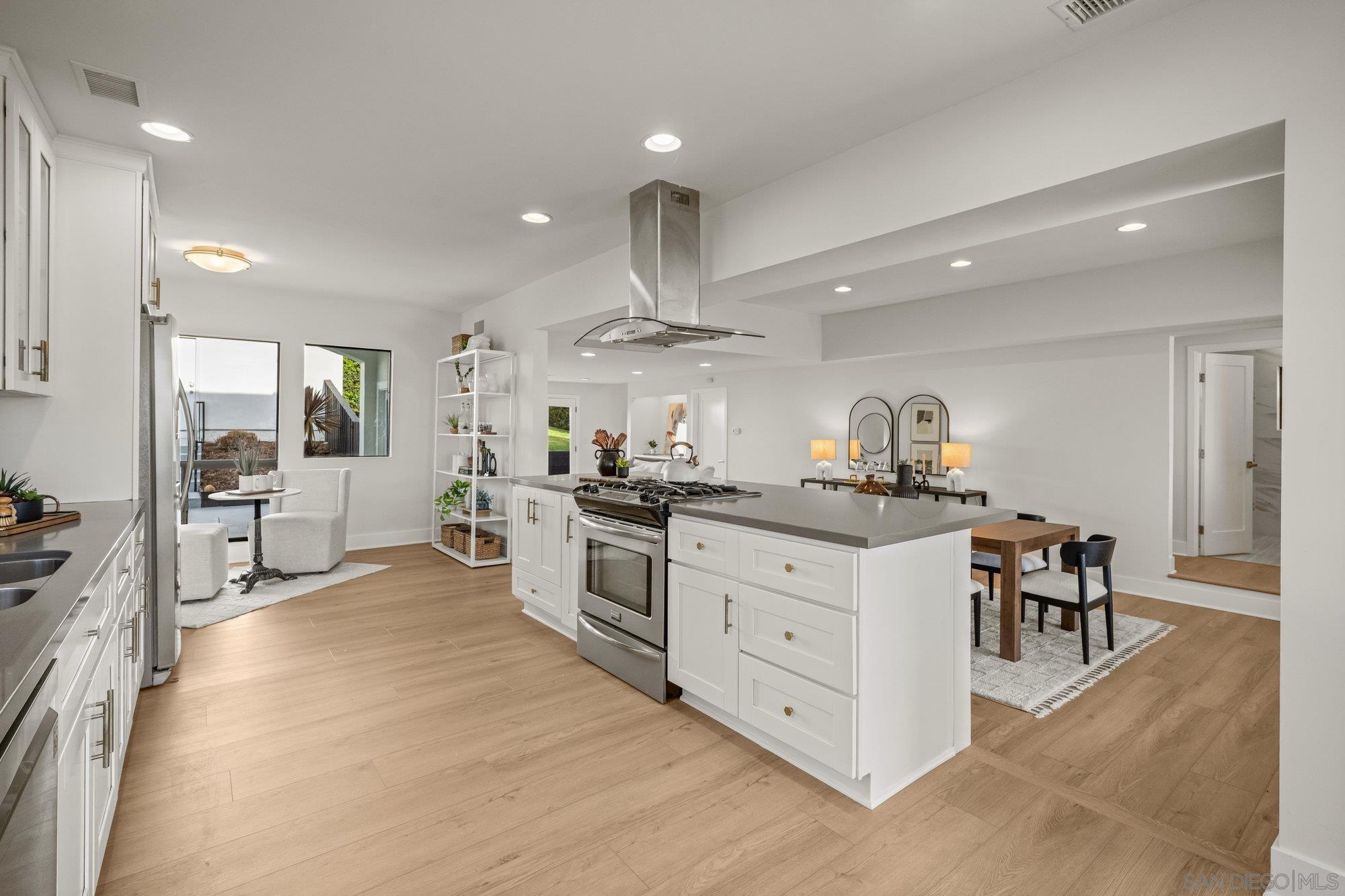 Detail Gallery Image 10 of 37 For 1712  Beryl St, San Diego,  CA 92109 - 4 Beds | 3 Baths