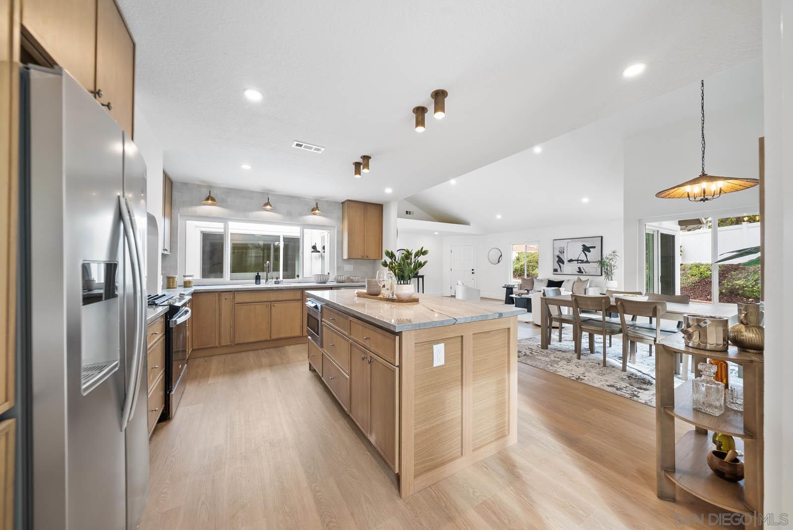 Detail Gallery Image 4 of 30 For 4737  Galicia Way, Oceanside,  CA 92056 - 2 Beds | 2 Baths