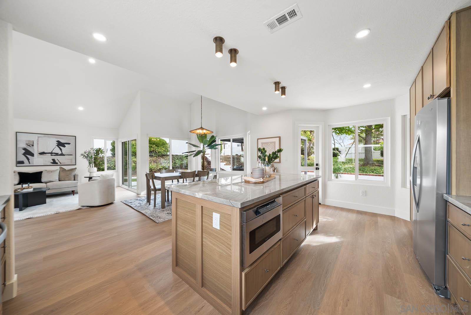 Detail Gallery Image 5 of 30 For 4737  Galicia Way, Oceanside,  CA 92056 - 2 Beds | 2 Baths