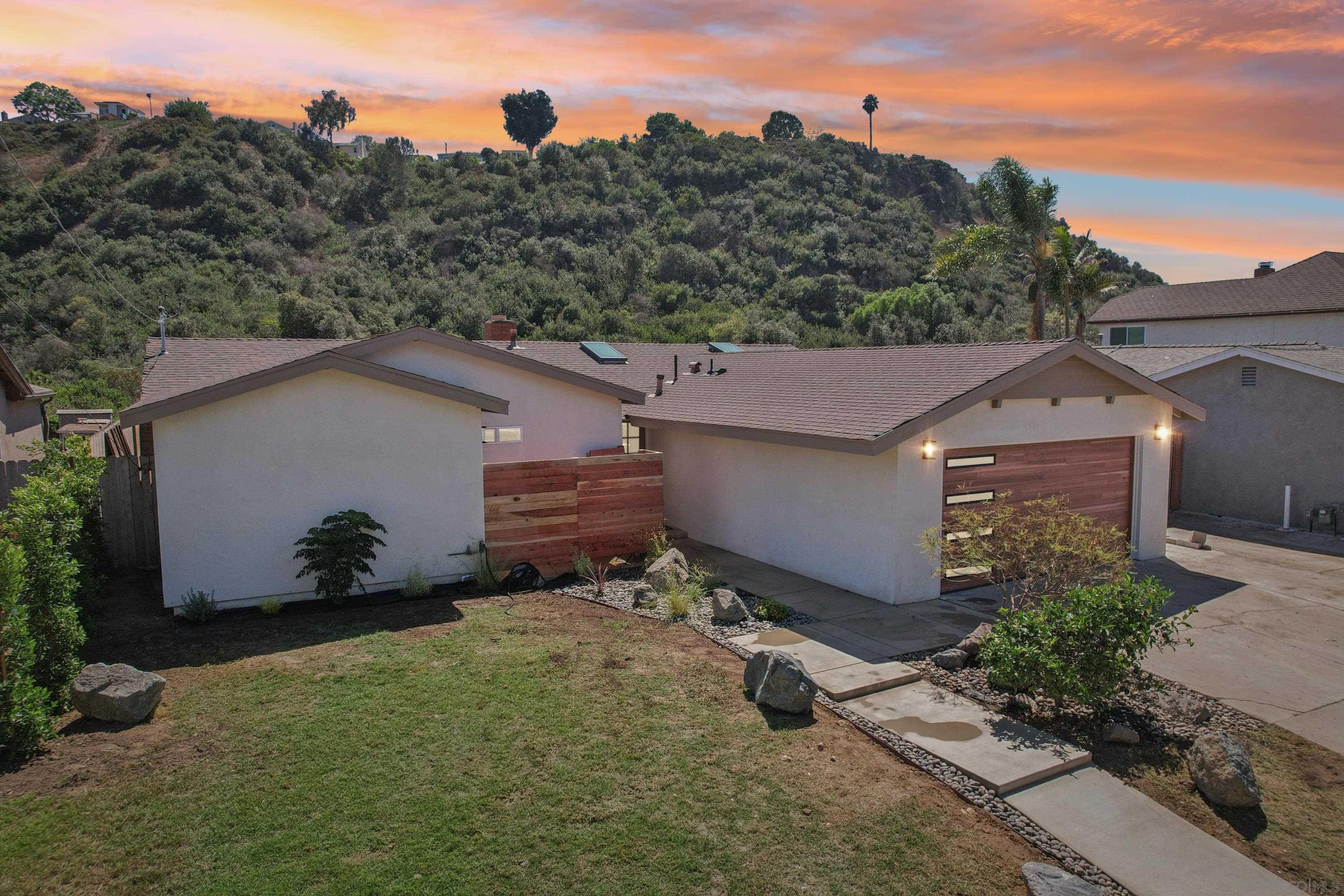 Detail Gallery Image 2 of 37 For 5011  Gardena Ave, San Diego,  CA 92110 - 4 Beds | 2/1 Baths