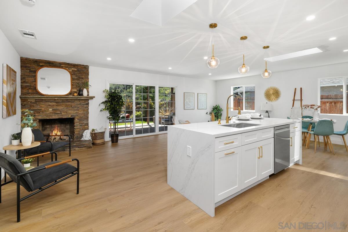 Detail Gallery Image 4 of 37 For 5011  Gardena Ave, San Diego,  CA 92110 - 4 Beds | 2/1 Baths