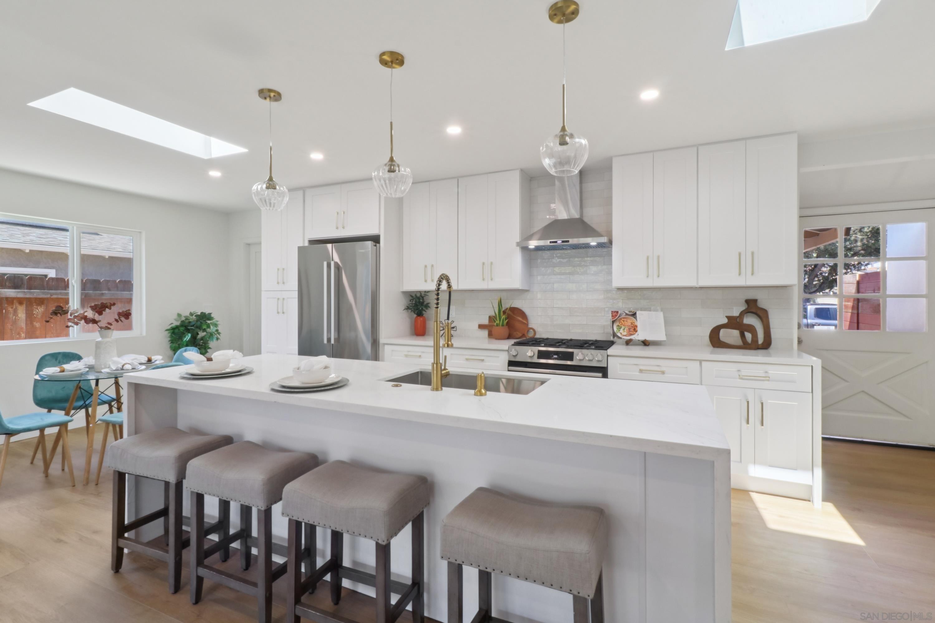 Detail Gallery Image 9 of 37 For 5011  Gardena Ave, San Diego,  CA 92110 - 4 Beds | 2/1 Baths