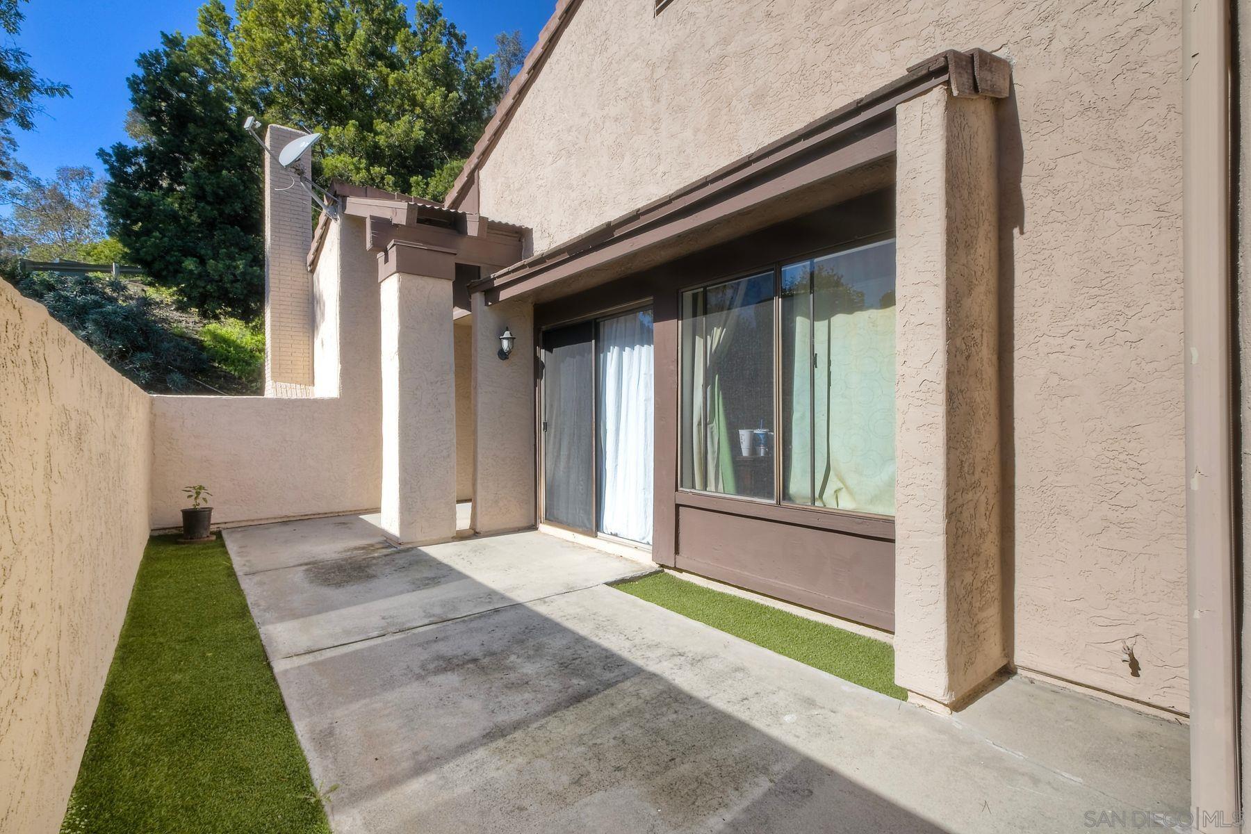 Detail Gallery Image 3 of 18 For 2049  Golden Circle Dr, Escondido,  CA 92026 - 3 Beds | 2 Baths