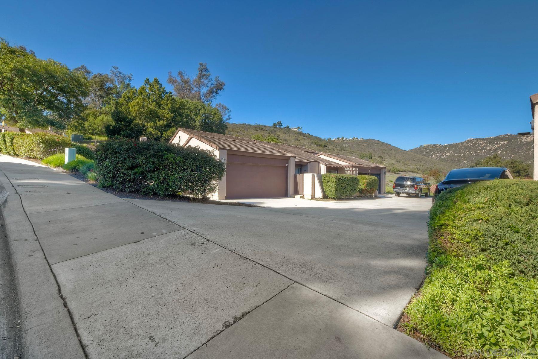 Detail Gallery Image 4 of 18 For 2049  Golden Circle Dr, Escondido,  CA 92026 - 3 Beds | 2 Baths