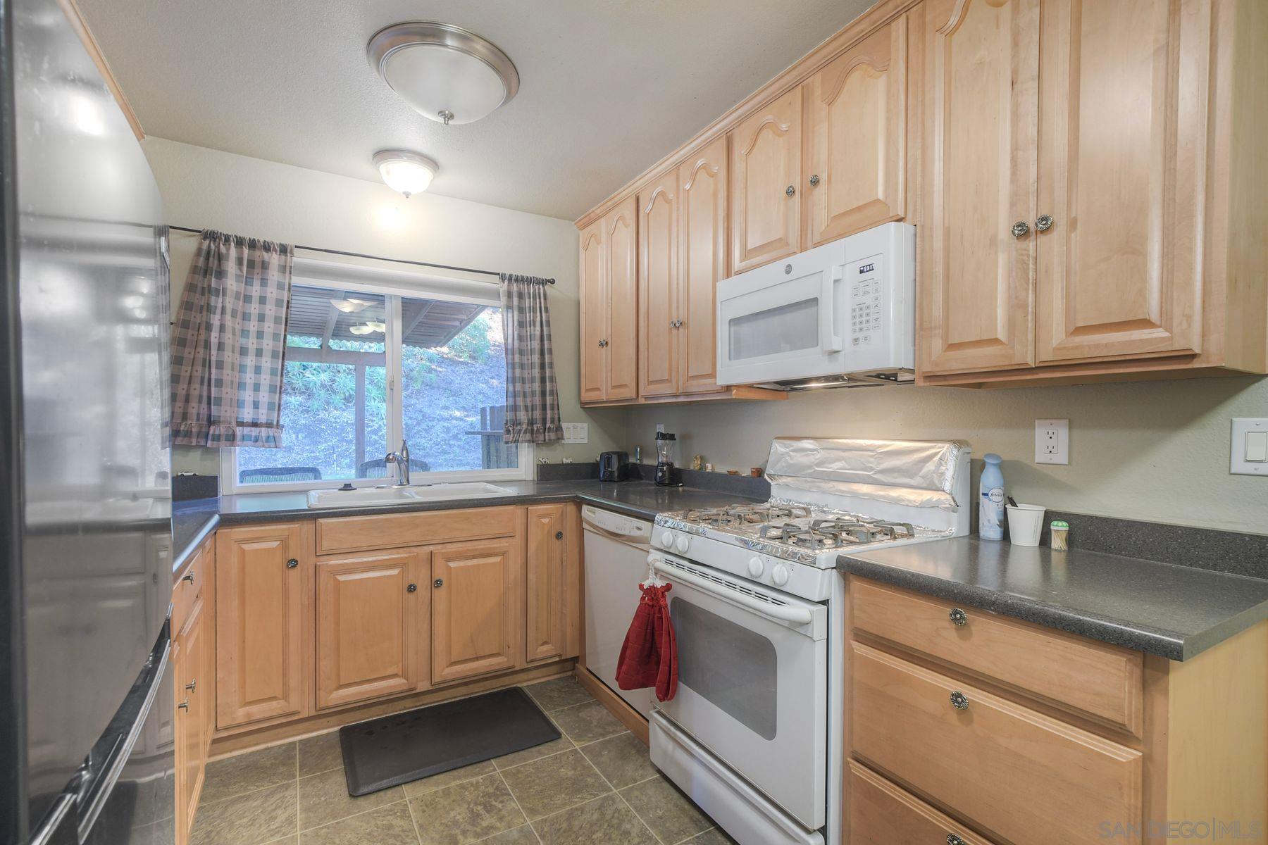 Detail Gallery Image 7 of 18 For 2049  Golden Circle Dr, Escondido,  CA 92026 - 3 Beds | 2 Baths