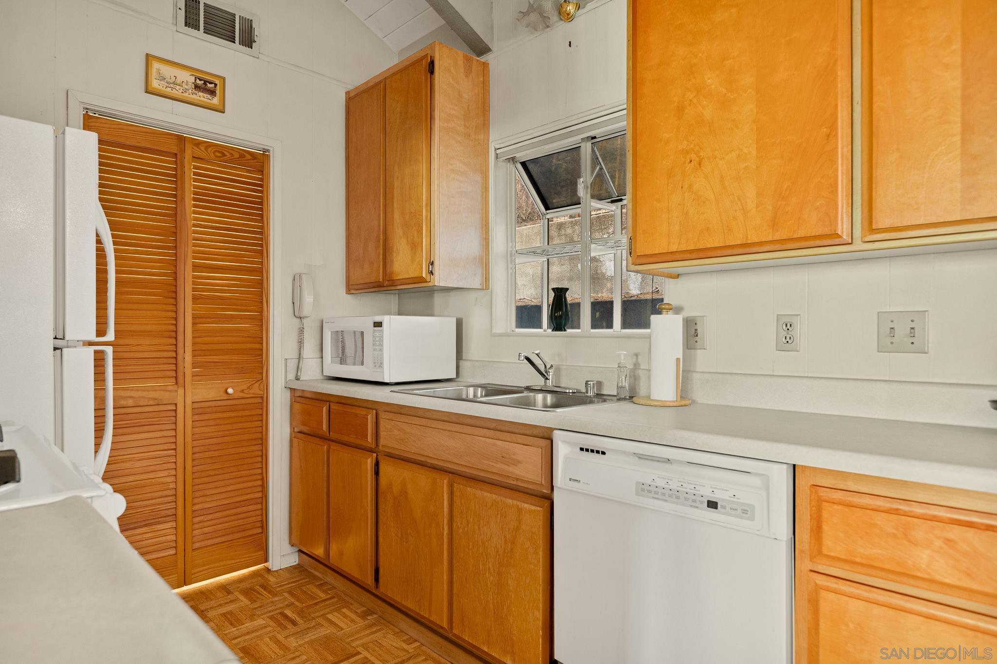 Detail Gallery Image 13 of 25 For 26582  Lake Forest Dr, Twin Peaks,  CA 92391 - 3 Beds | 1/1 Baths