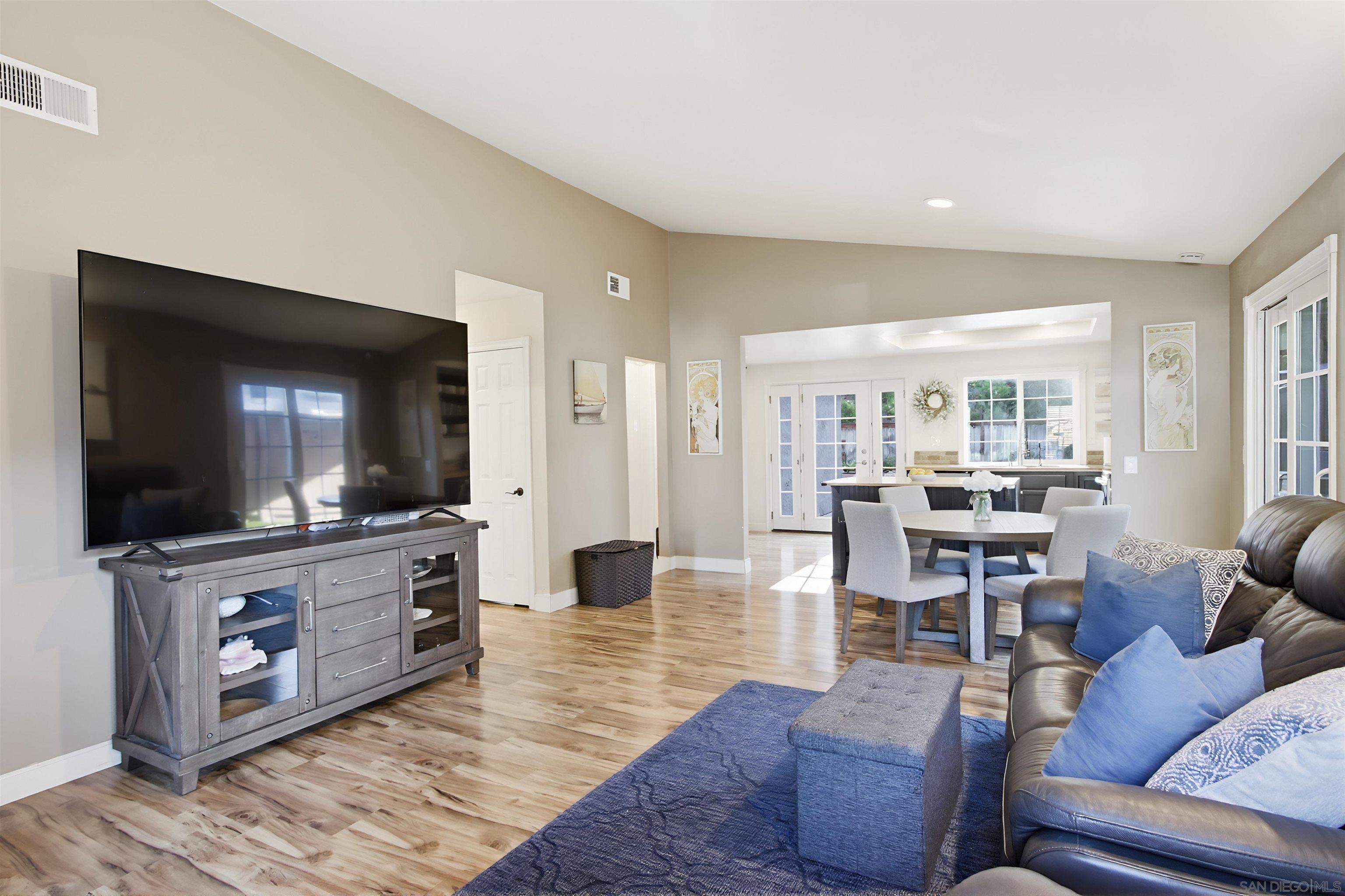 Detail Gallery Image 4 of 28 For Eastglen St, San Diego,  CA 92131 - 3 Beds | 2 Baths