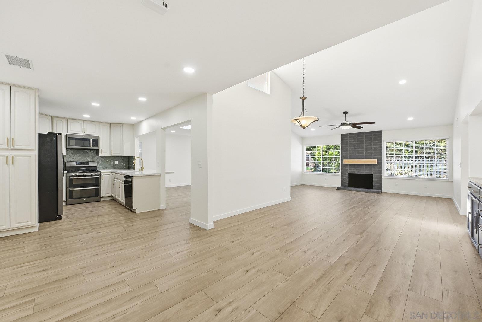 Detail Gallery Image 6 of 27 For 362  via Los Arcos, San Marcos,  CA 92069 - 4 Beds | 2 Baths