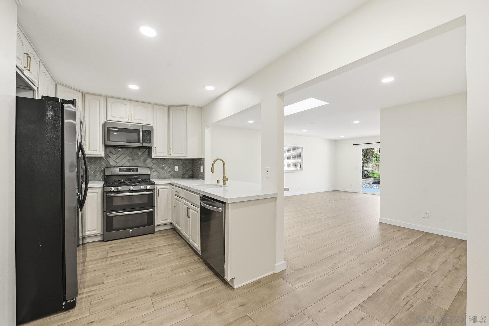 Detail Gallery Image 7 of 27 For 362  via Los Arcos, San Marcos,  CA 92069 - 4 Beds | 2 Baths