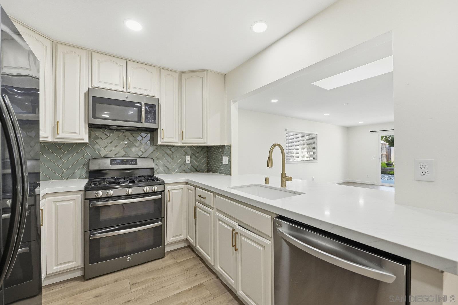 Detail Gallery Image 8 of 27 For 362  via Los Arcos, San Marcos,  CA 92069 - 4 Beds | 2 Baths