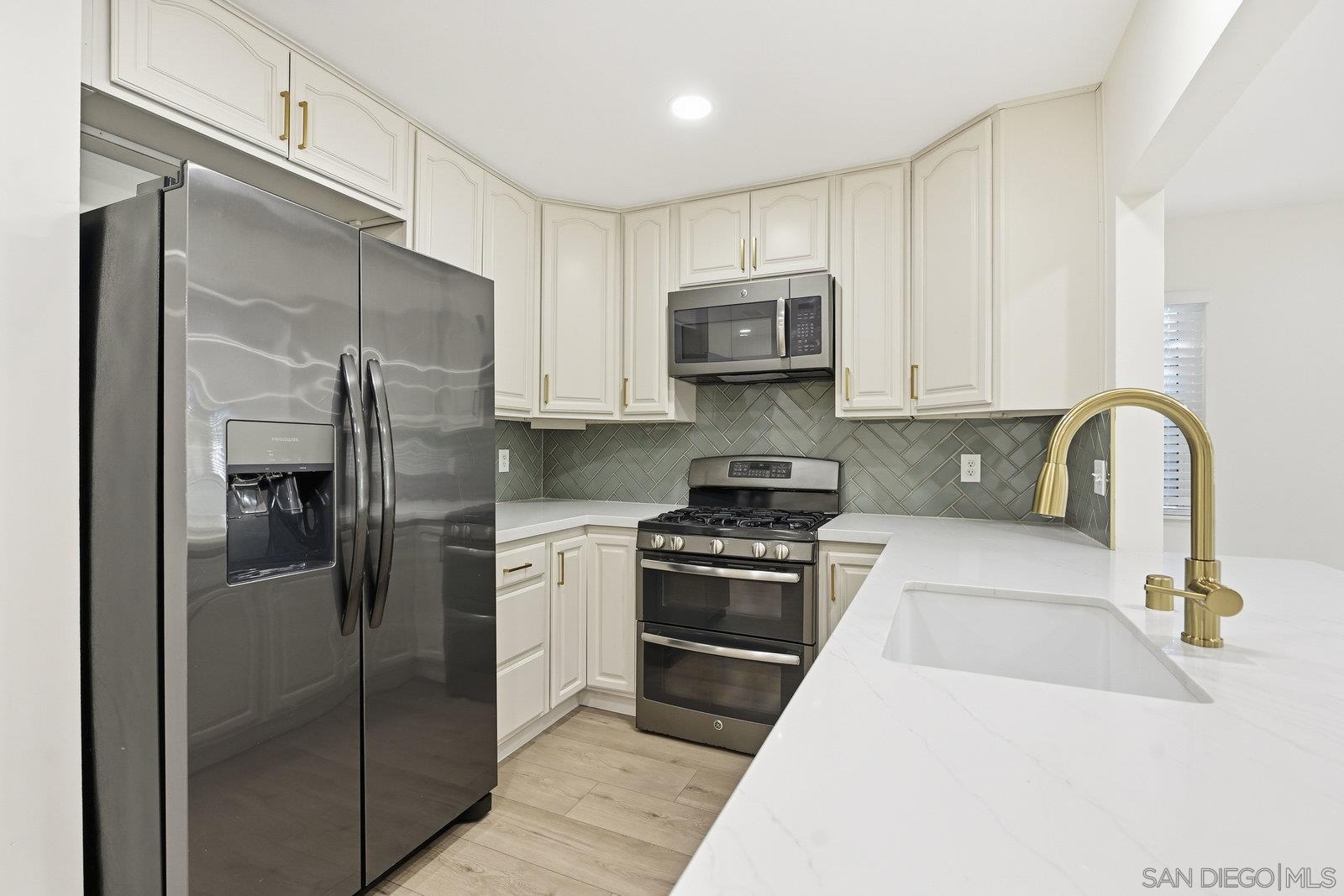 Detail Gallery Image 9 of 27 For 362  via Los Arcos, San Marcos,  CA 92069 - 4 Beds | 2 Baths