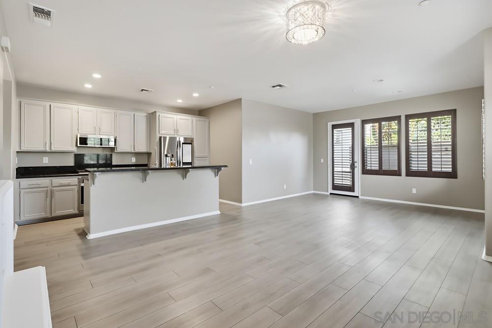 Detail Gallery Image 4 of 28 For 2170  Bobcat  126, Chula Vista,  CA 91915 - 3 Beds | 2/1 Baths