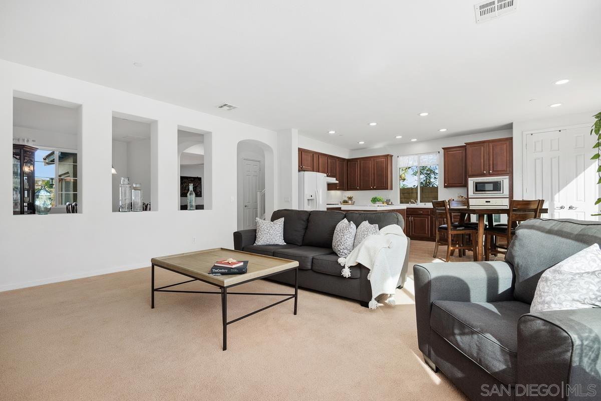 Detail Gallery Image 3 of 28 For 475  Taylor Drive, Oceanside,  CA 92056 - 5 Beds | 3 Baths