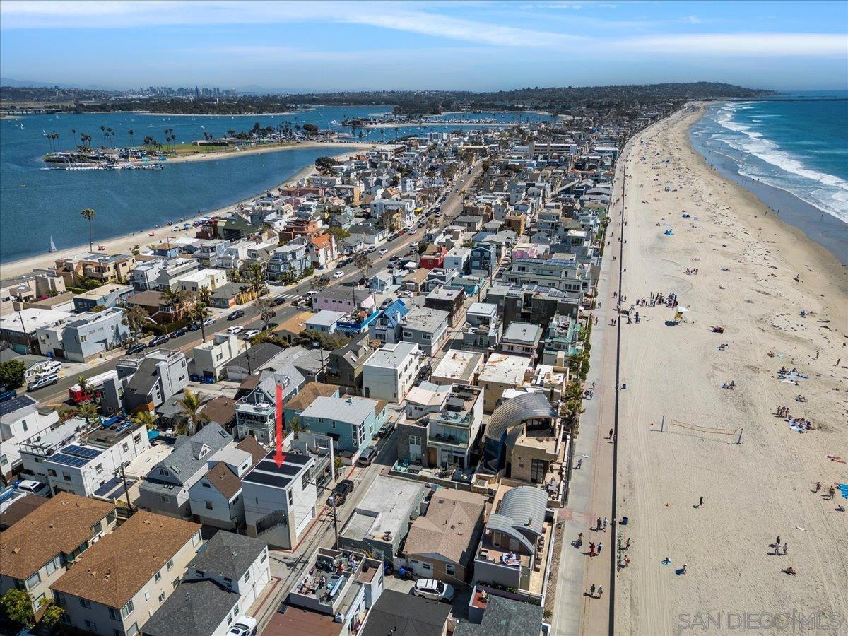 Detail Gallery Image 2 of 38 For 710  Verona Court, San Diego,  CA 92109 - 3 Beds | 3 Baths