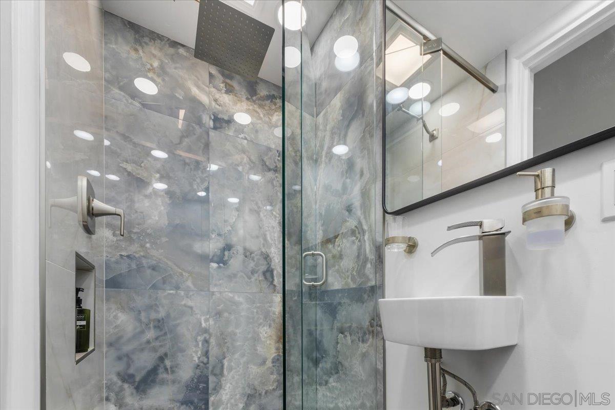 Detail Gallery Image 27 of 38 For 710  Verona Court, San Diego,  CA 92109 - 3 Beds | 3 Baths