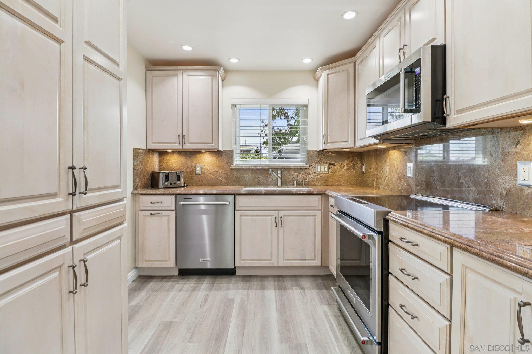 Detail Gallery Image 6 of 40 For 6038  Cirrus St, San Diego,  CA 92110 - 2 Beds | 2 Baths
