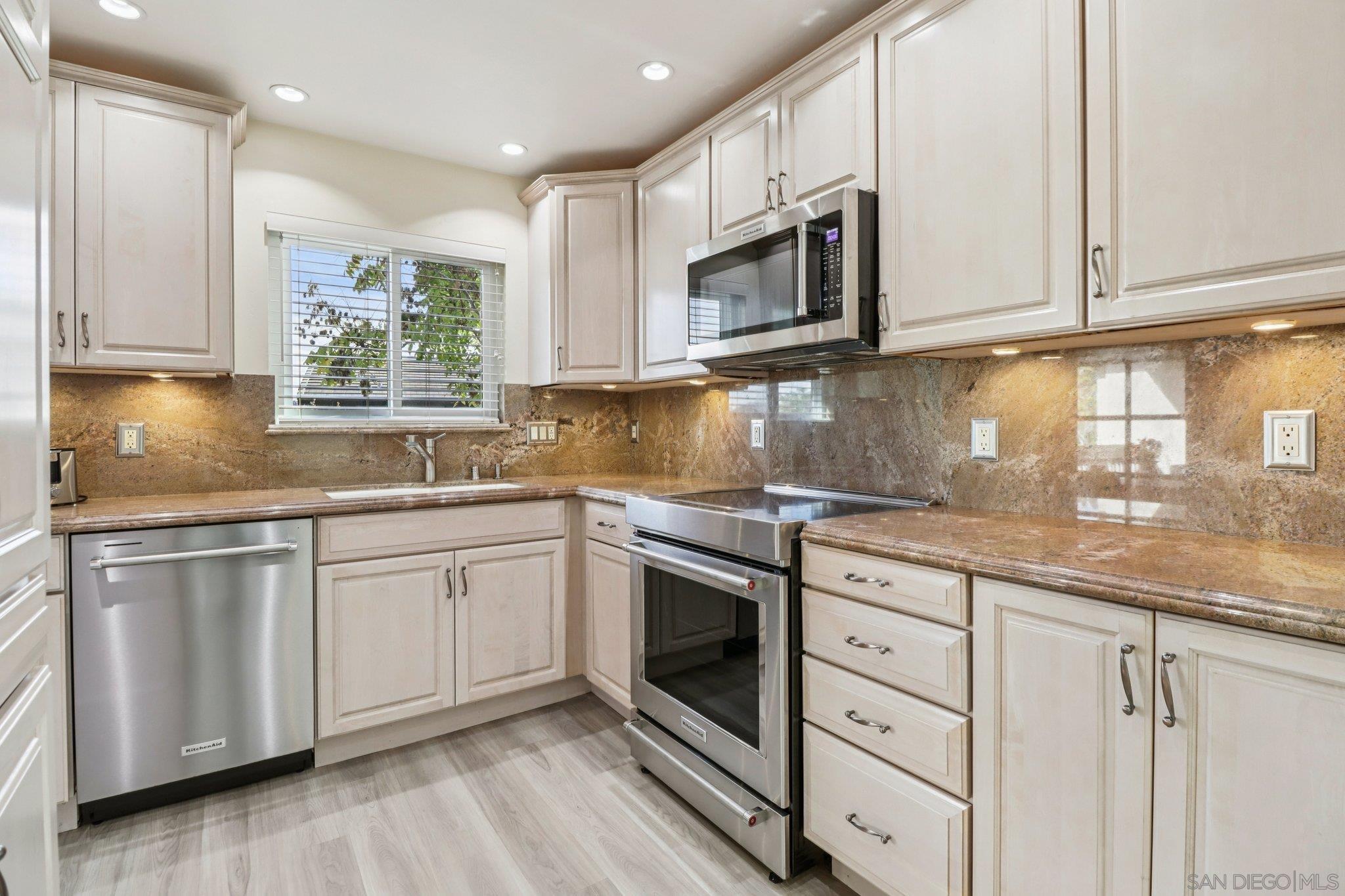 Detail Gallery Image 8 of 40 For 6038  Cirrus St, San Diego,  CA 92110 - 2 Beds | 2 Baths