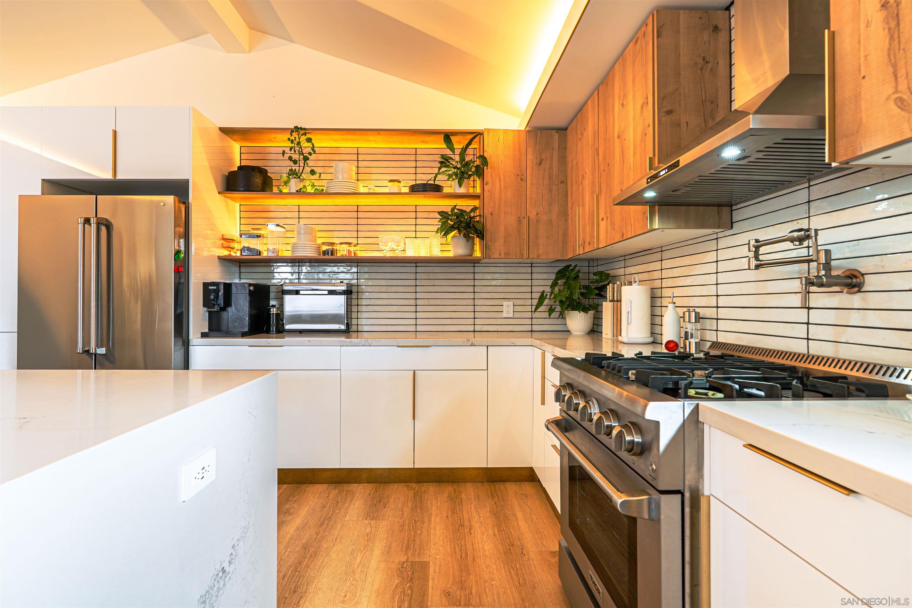 Detail Gallery Image 11 of 72 For 2945  B St, San Diego,  CA 92102 - 6 Beds | 5 Baths