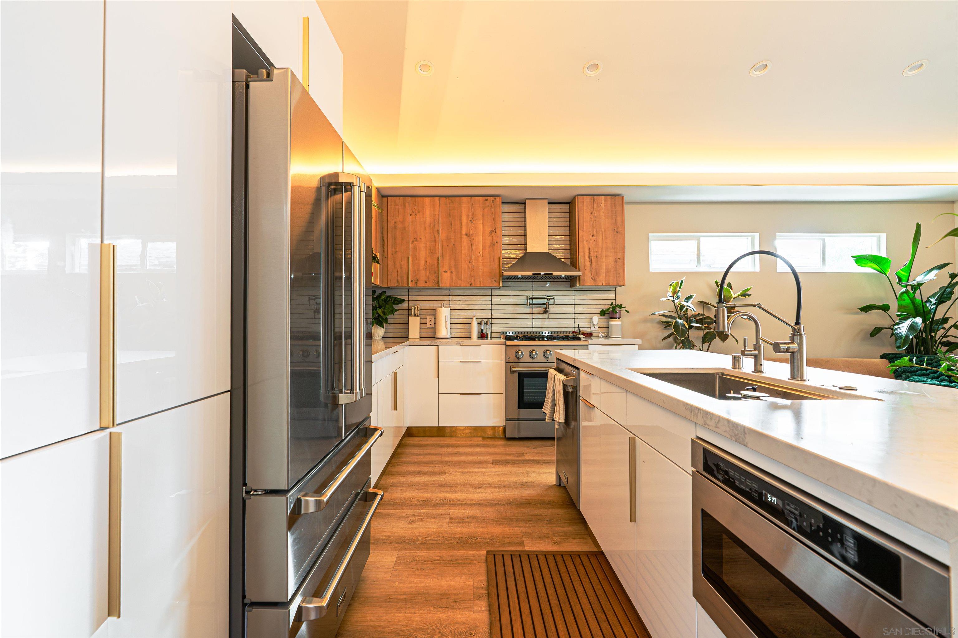 Detail Gallery Image 12 of 72 For 2945  B St, San Diego,  CA 92102 - 6 Beds | 5 Baths