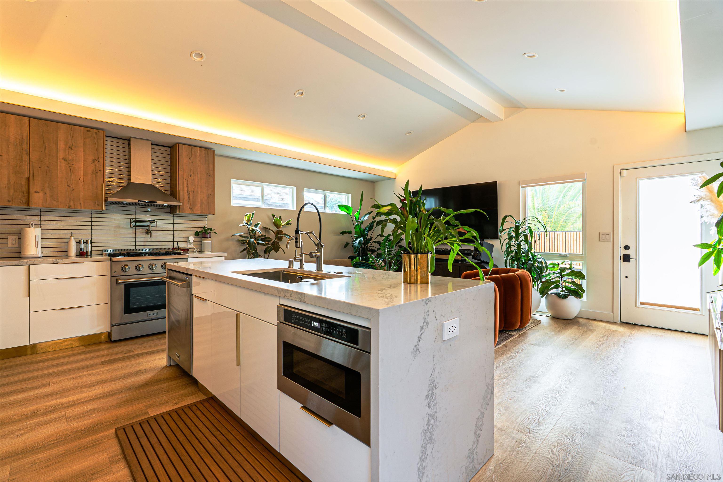 Detail Gallery Image 13 of 72 For 2945  B St, San Diego,  CA 92102 - 6 Beds | 5 Baths