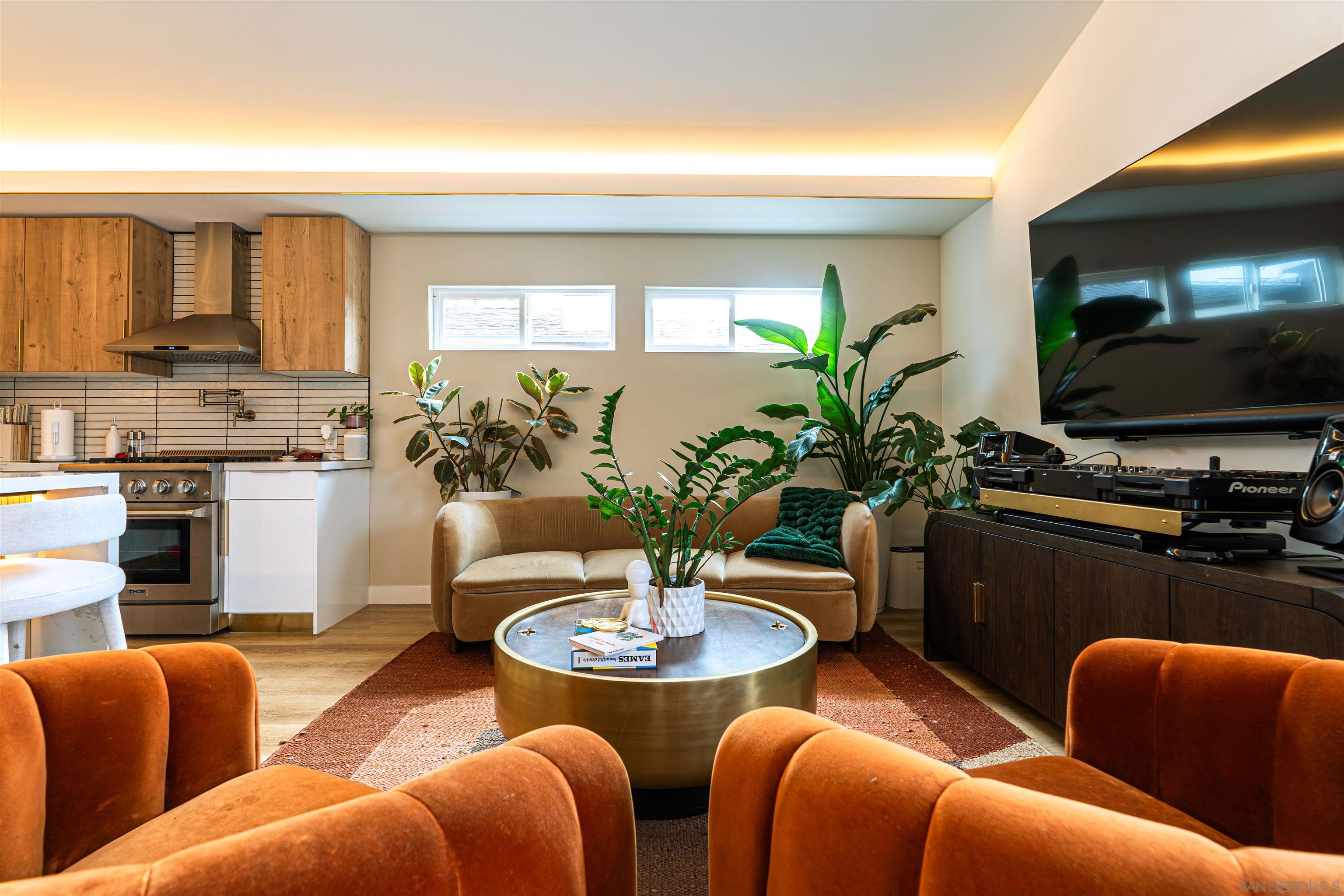 Detail Gallery Image 14 of 72 For 2945  B St, San Diego,  CA 92102 - 6 Beds | 5 Baths