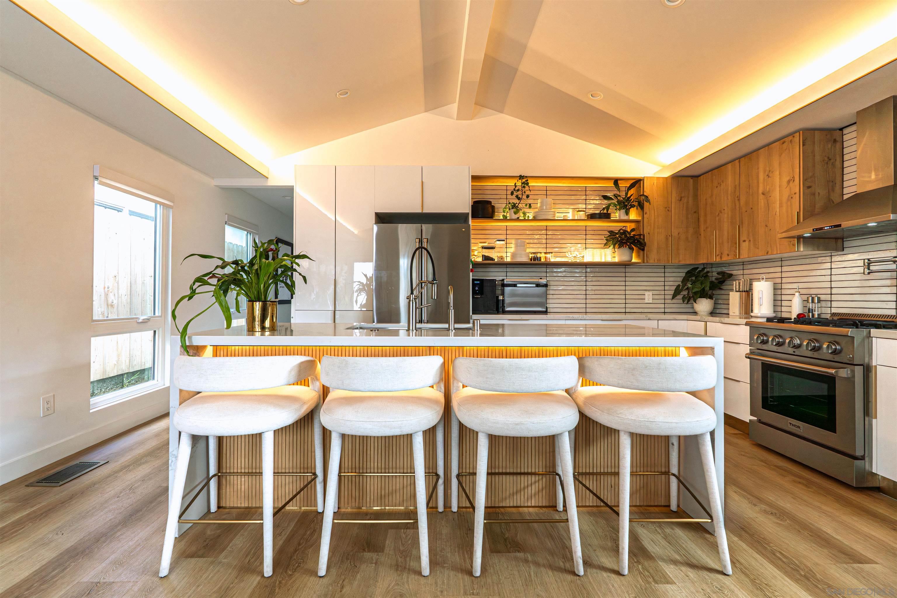 Detail Gallery Image 9 of 72 For 2945  B St, San Diego,  CA 92102 - 6 Beds | 5 Baths