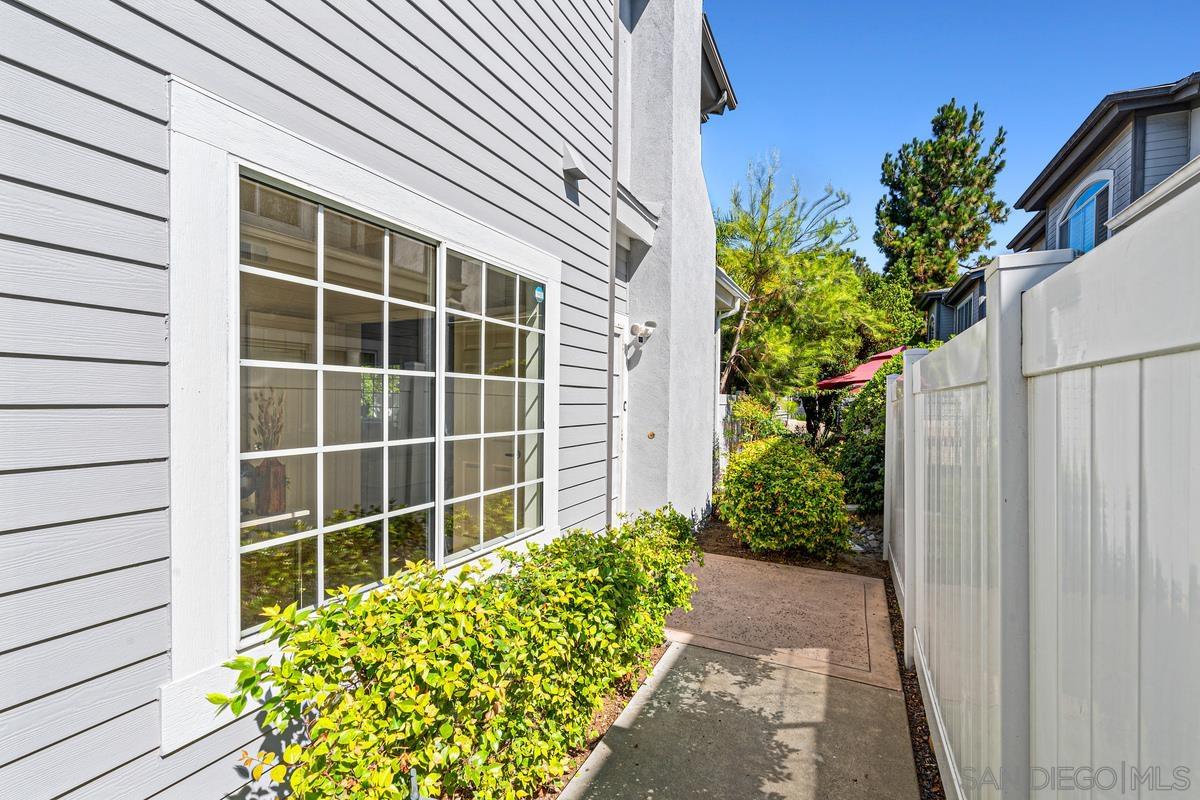 Detail Gallery Image 2 of 42 For 8619  via Mallorca  #C,  La Jolla,  CA 92037 - 3 Beds | 2/1 Baths