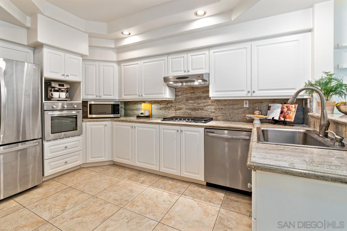 Detail Gallery Image 12 of 42 For 8619  via Mallorca  #C,  La Jolla,  CA 92037 - 3 Beds | 2/1 Baths
