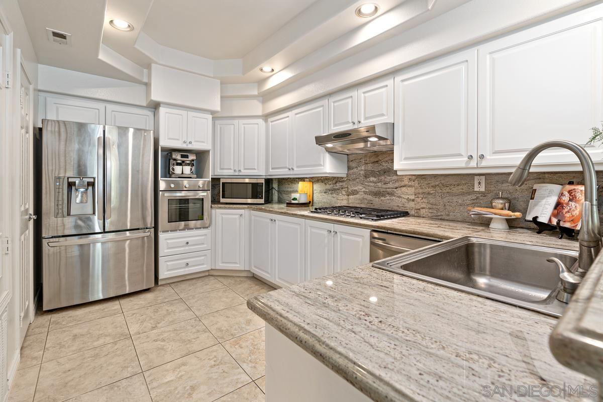 Detail Gallery Image 13 of 42 For 8619  via Mallorca  #C,  La Jolla,  CA 92037 - 3 Beds | 2/1 Baths