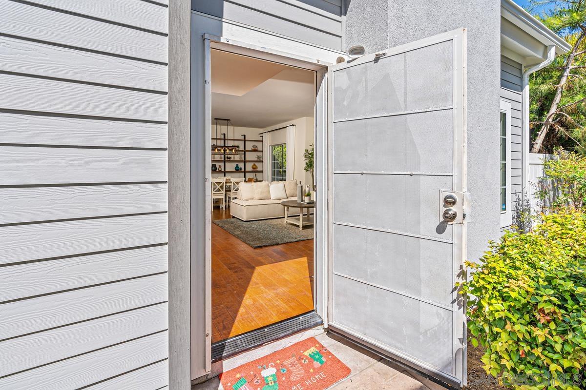 Detail Gallery Image 3 of 42 For 8619  via Mallorca  #C,  La Jolla,  CA 92037 - 3 Beds | 2/1 Baths