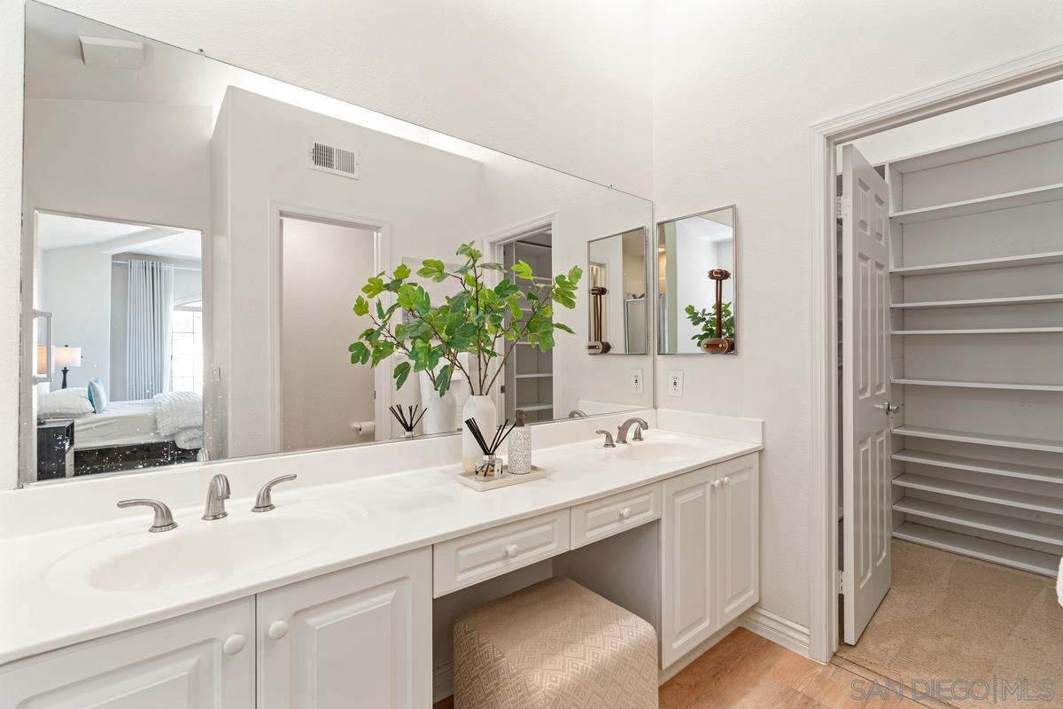 Detail Gallery Image 22 of 42 For 8619  via Mallorca  #C,  La Jolla,  CA 92037 - 3 Beds | 2/1 Baths
