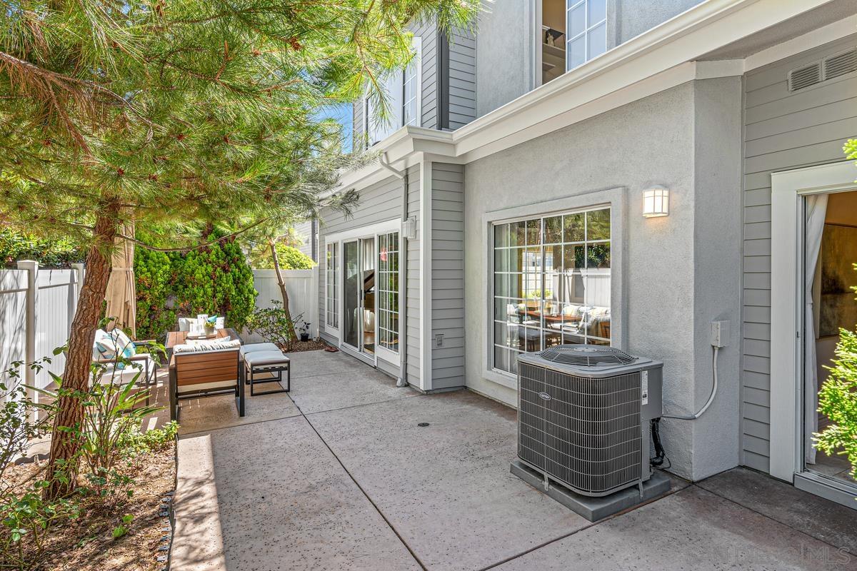 Detail Gallery Image 29 of 42 For 8619  via Mallorca  #C,  La Jolla,  CA 92037 - 3 Beds | 2/1 Baths