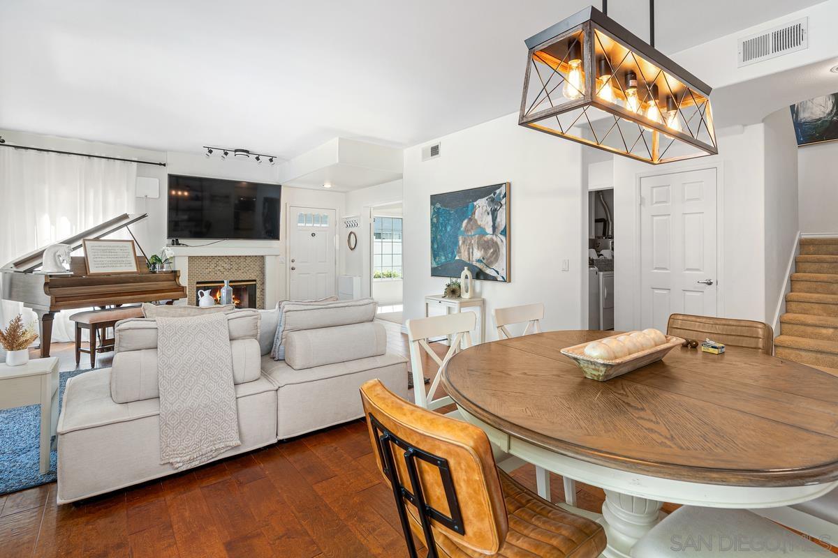 Detail Gallery Image 5 of 42 For 8619  via Mallorca  #C,  La Jolla,  CA 92037 - 3 Beds | 2/1 Baths