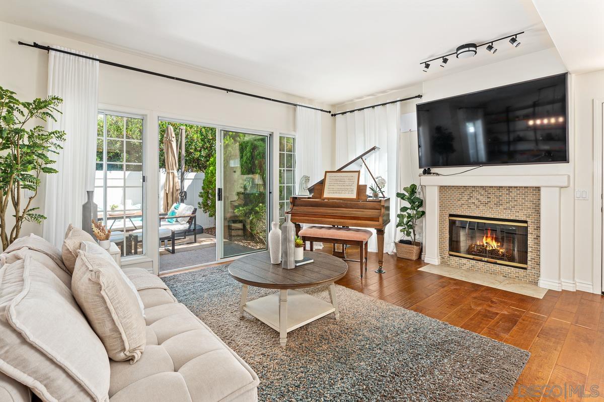 Detail Gallery Image 7 of 42 For 8619  via Mallorca  #C,  La Jolla,  CA 92037 - 3 Beds | 2/1 Baths