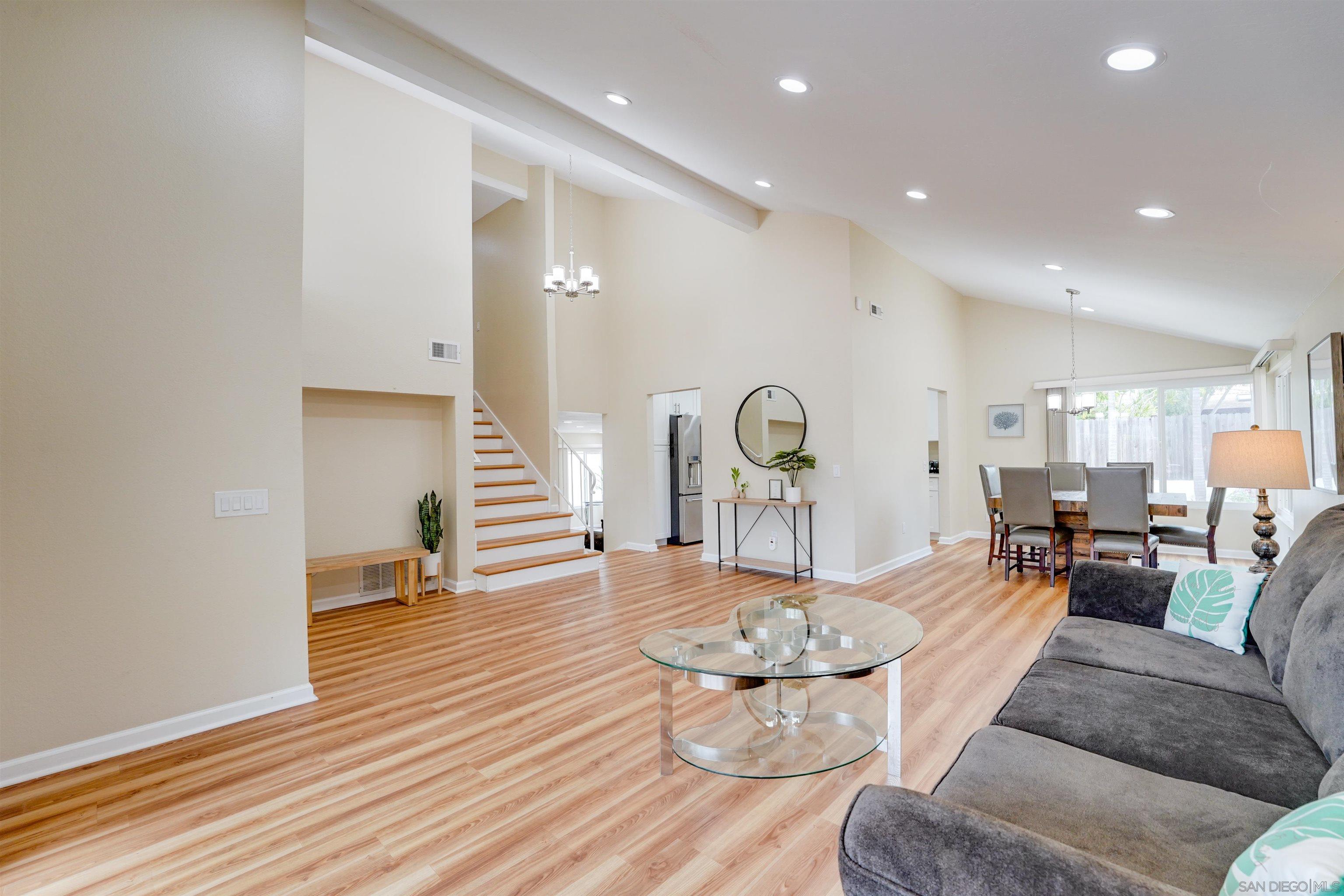 Detail Gallery Image 2 of 29 For 8229  El Paseo Grande, La Jolla,  CA 92037 - 4 Beds | 2/1 Baths