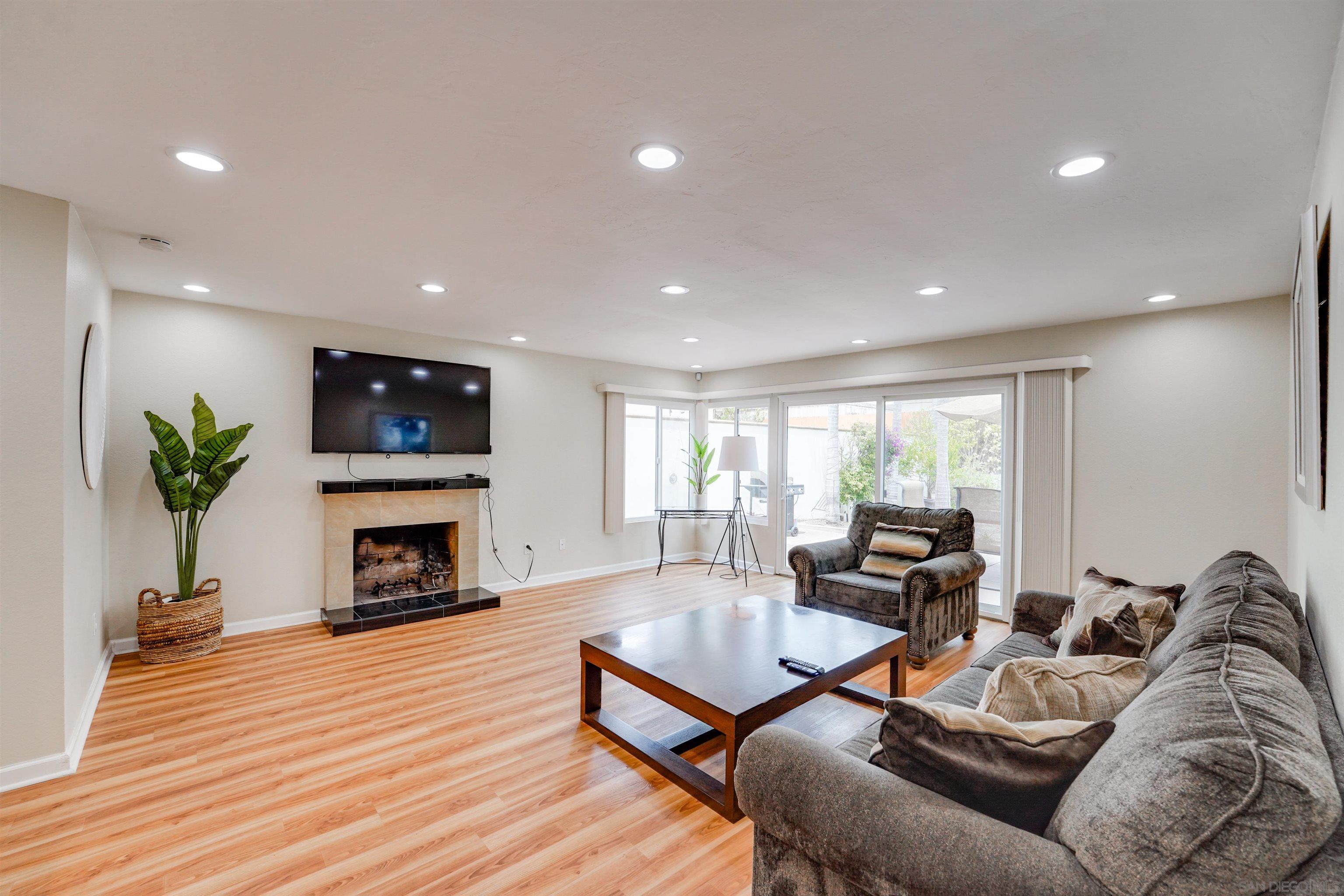 Detail Gallery Image 14 of 29 For 8229  El Paseo Grande, La Jolla,  CA 92037 - 4 Beds | 2/1 Baths