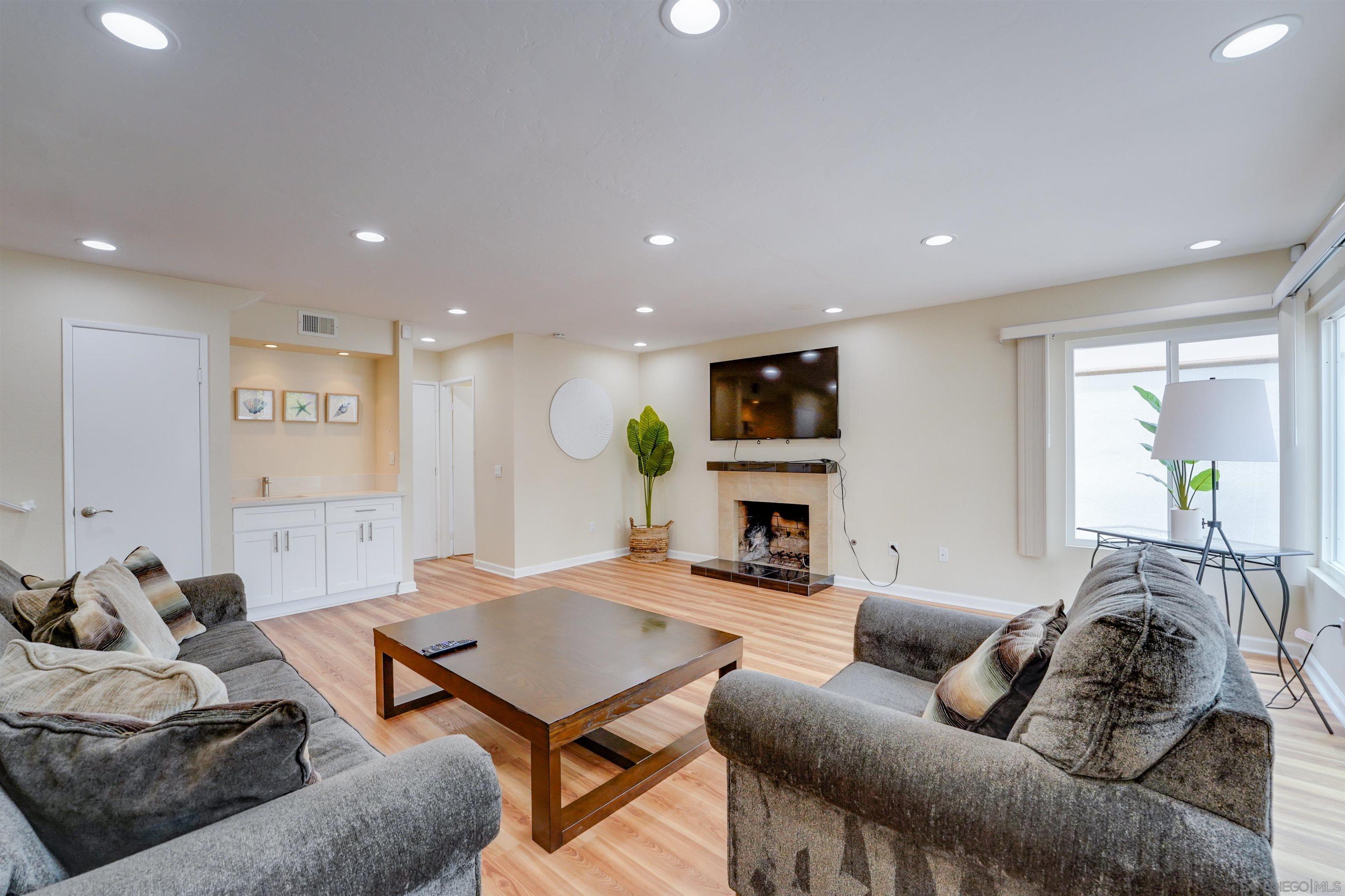 Detail Gallery Image 15 of 29 For 8229  El Paseo Grande, La Jolla,  CA 92037 - 4 Beds | 2/1 Baths