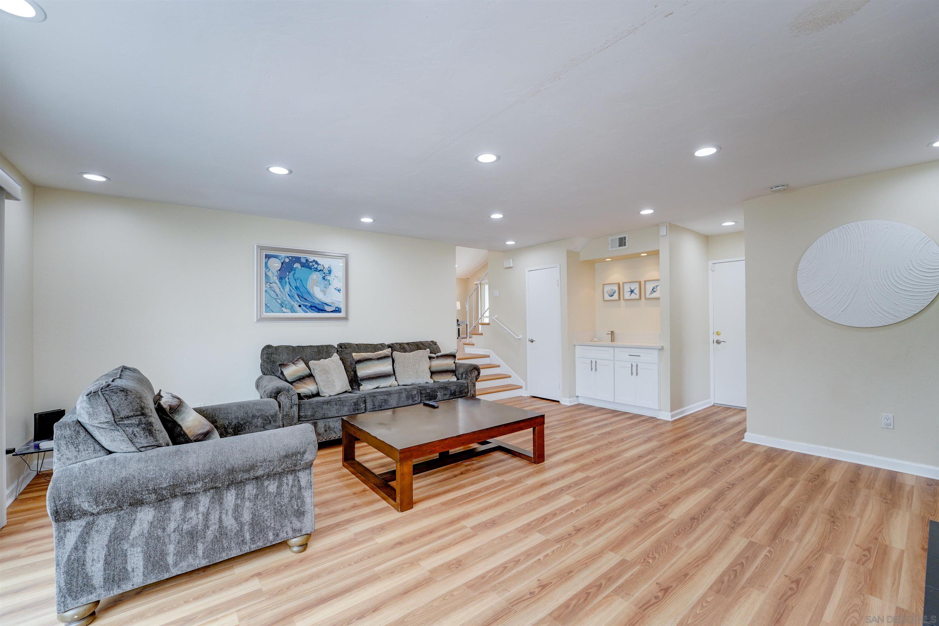 Detail Gallery Image 16 of 29 For 8229  El Paseo Grande, La Jolla,  CA 92037 - 4 Beds | 2/1 Baths