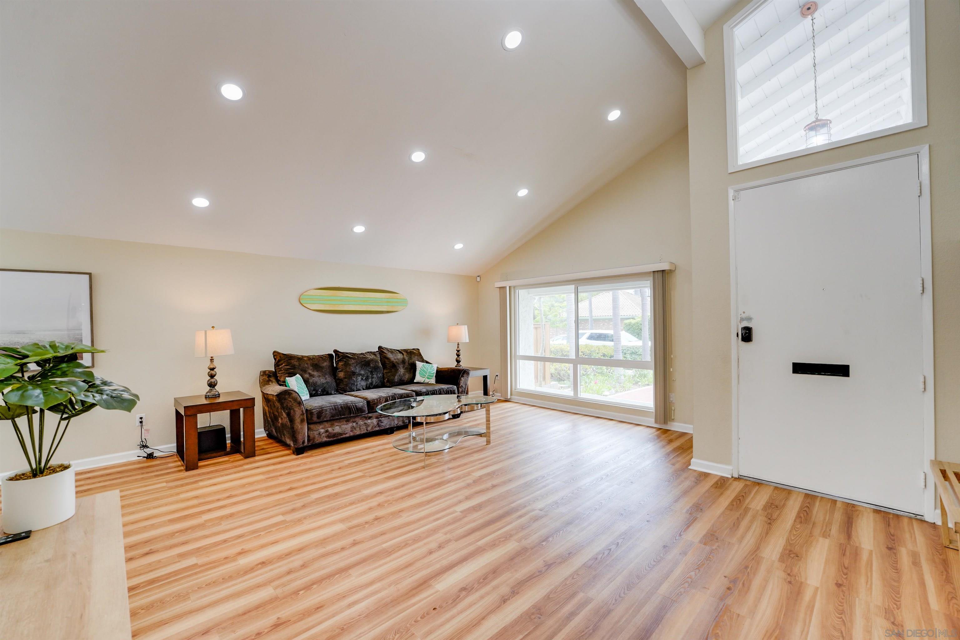 Detail Gallery Image 4 of 29 For 8229  El Paseo Grande, La Jolla,  CA 92037 - 4 Beds | 2/1 Baths