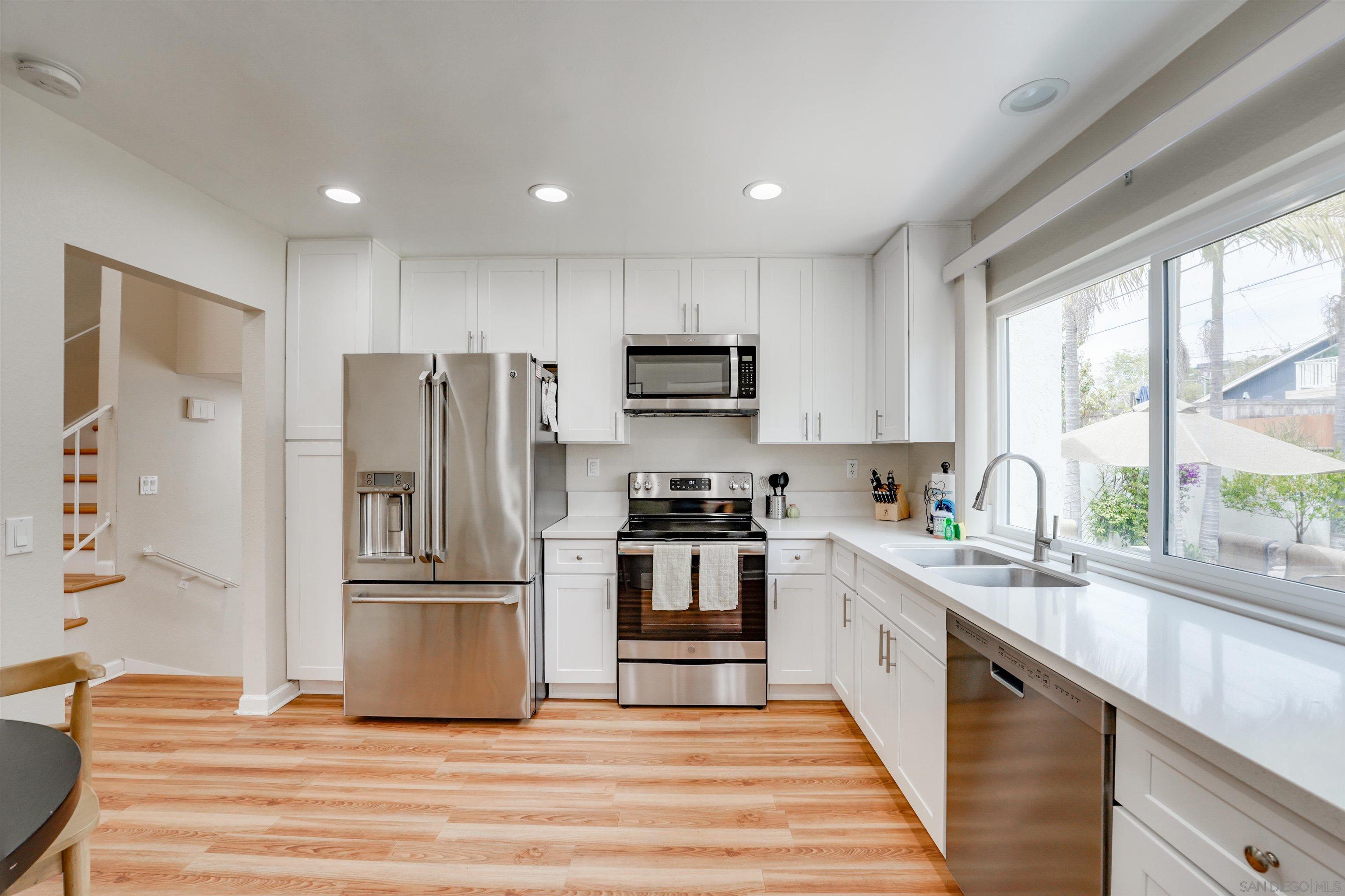 Detail Gallery Image 9 of 29 For 8229  El Paseo Grande, La Jolla,  CA 92037 - 4 Beds | 2/1 Baths