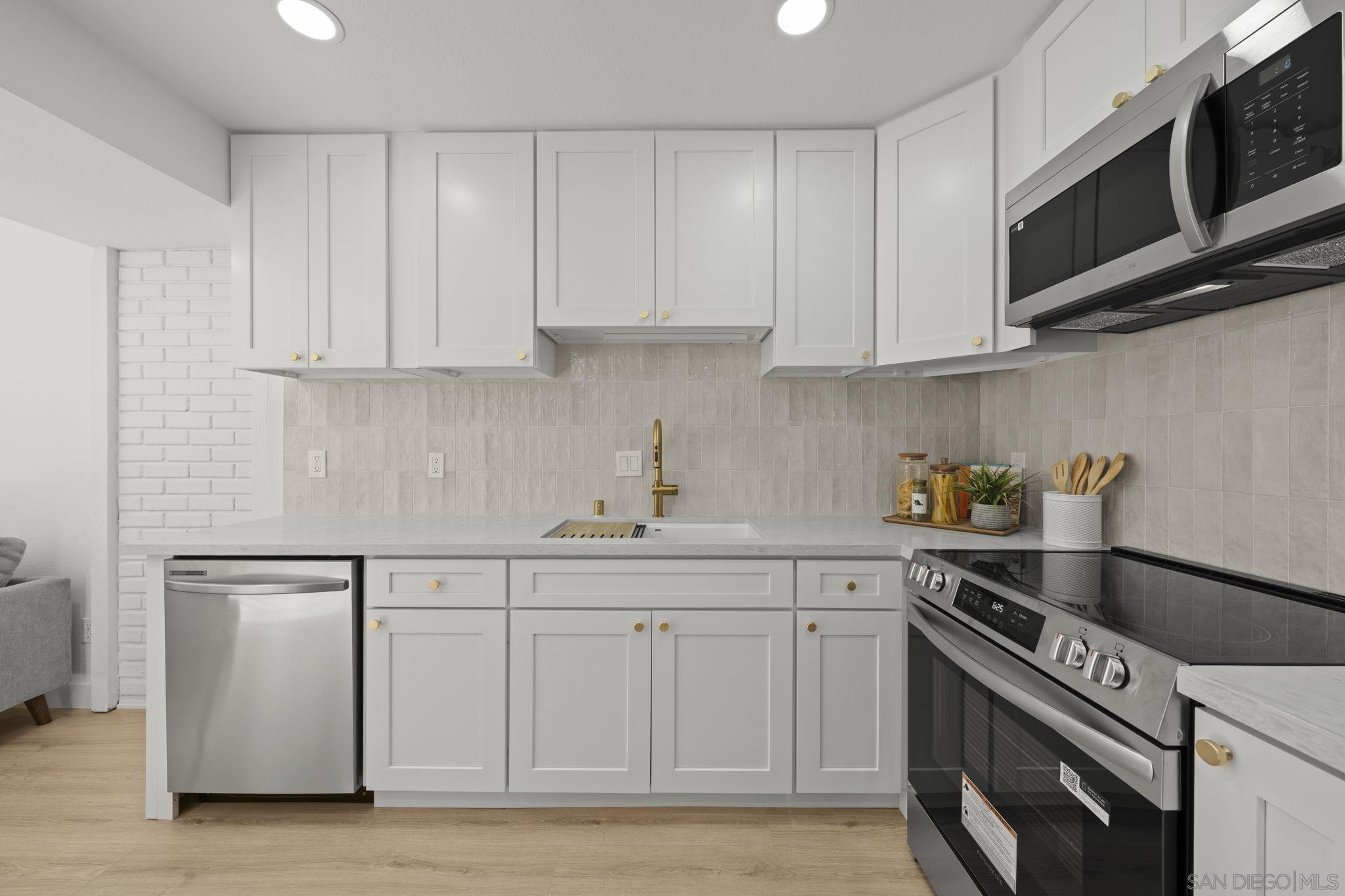 Detail Gallery Image 14 of 37 For 9951  Caminito Chirmolla, San Diego,  CA 92131 - 4 Beds | 2/1 Baths