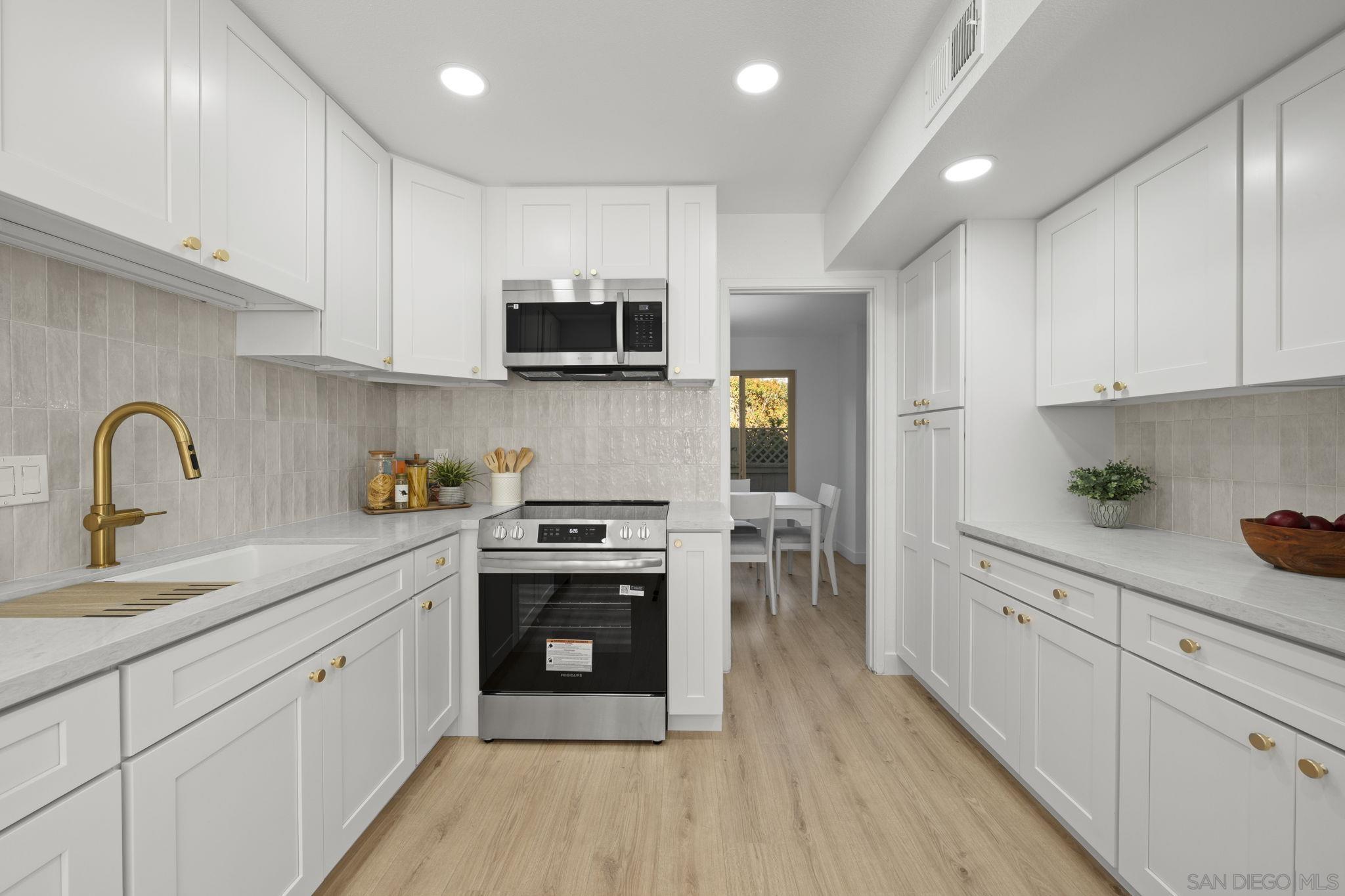 Detail Gallery Image 16 of 37 For 9951  Caminito Chirmolla, San Diego,  CA 92131 - 4 Beds | 2/1 Baths