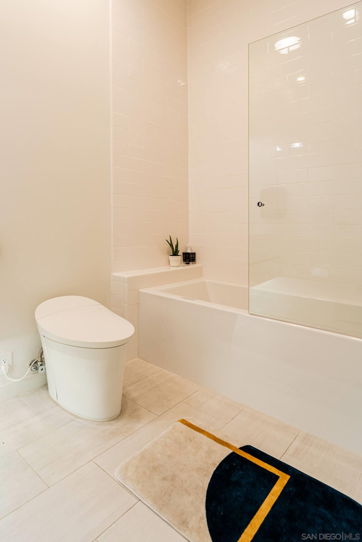 Detail Gallery Image 18 of 28 For 800  the Mark Lane  Th 109, San Diego,  CA 92101 - 2 Beds | 2 Baths